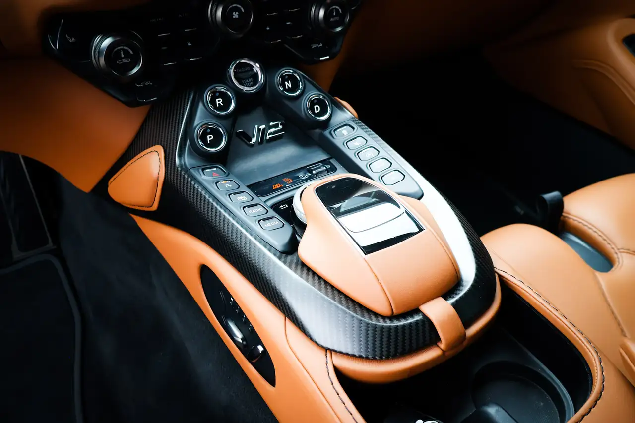 Aston Martin Vantage снимка Aston Martin Vantage