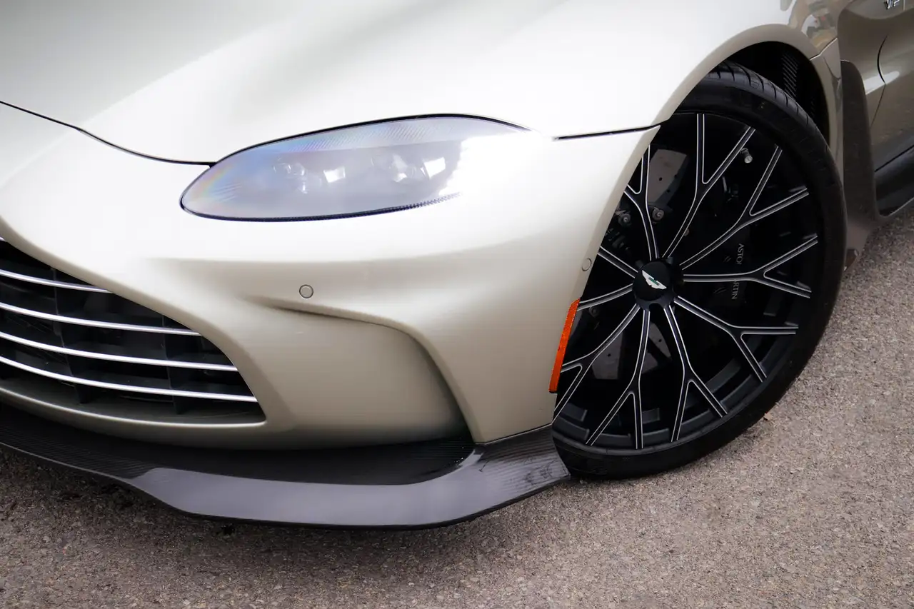 Aston Martin Vantage снимка Aston Martin Vantage
