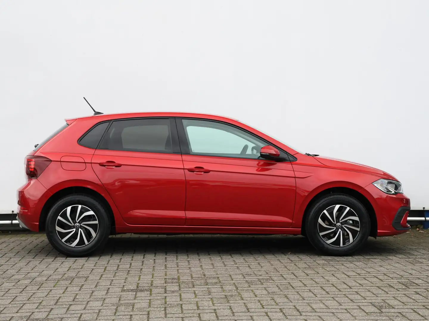 Volkswagen Polo Life Edition 1.0 70 kW / 95 pk TSI | Navigatie | C Rood - 2