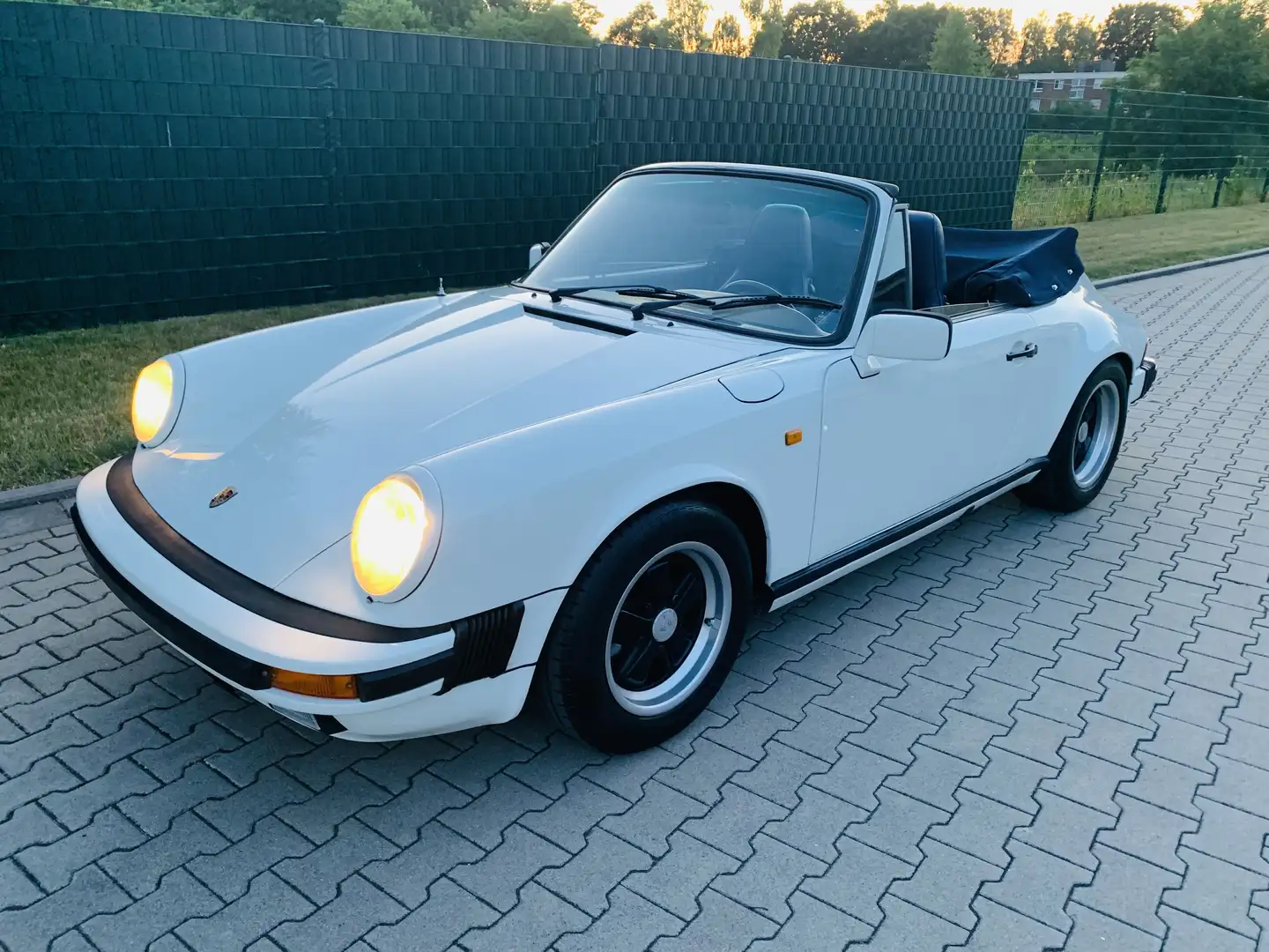 Porsche 911 Carrera Cabriolet - 1
