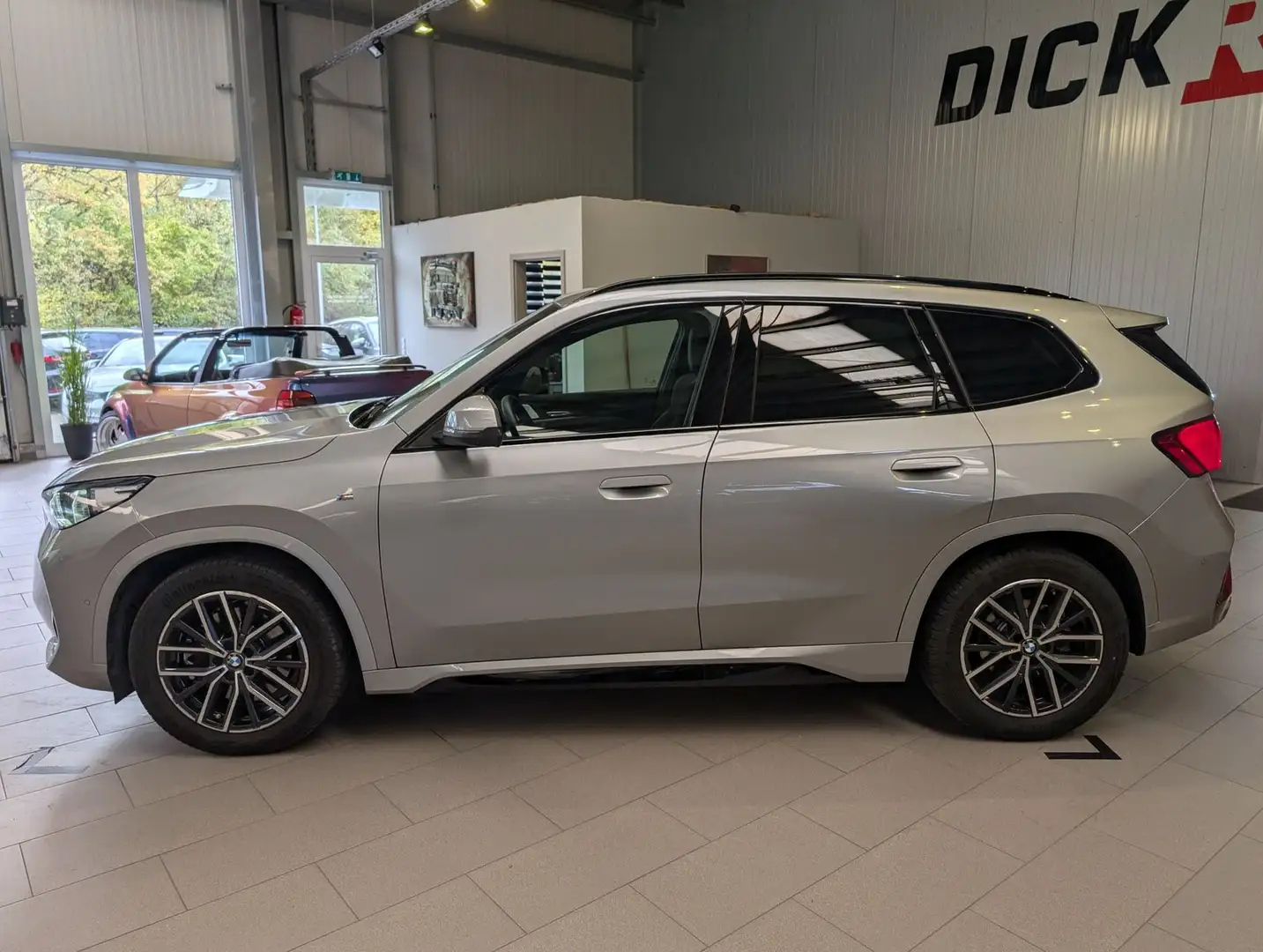 BMW X1 23 i xDrive M-Sport H/K Pano Innov AHK Ad-LED Argent - 2