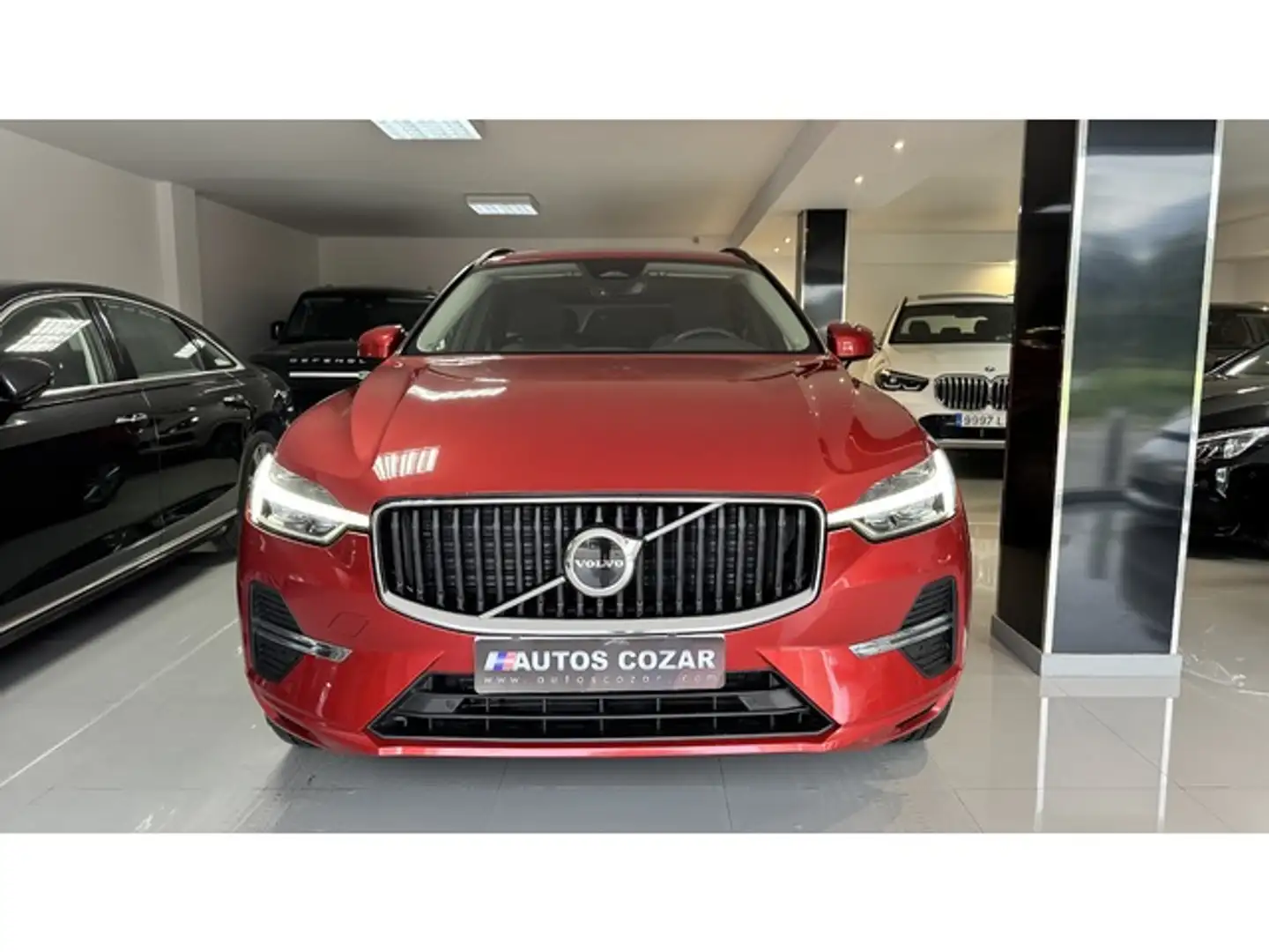 Volvo XC60 B4 Core FWD Aut. Rojo - 2