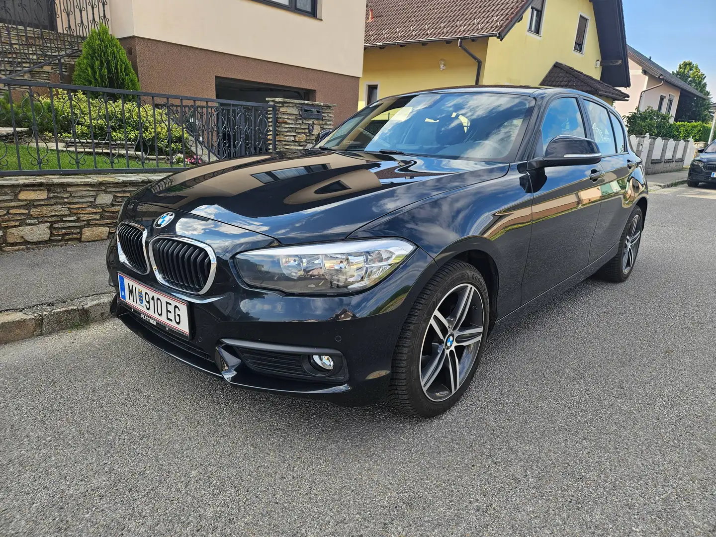 BMW 116 116i Sport Line mit AHK und NAVI Schwarz - 1