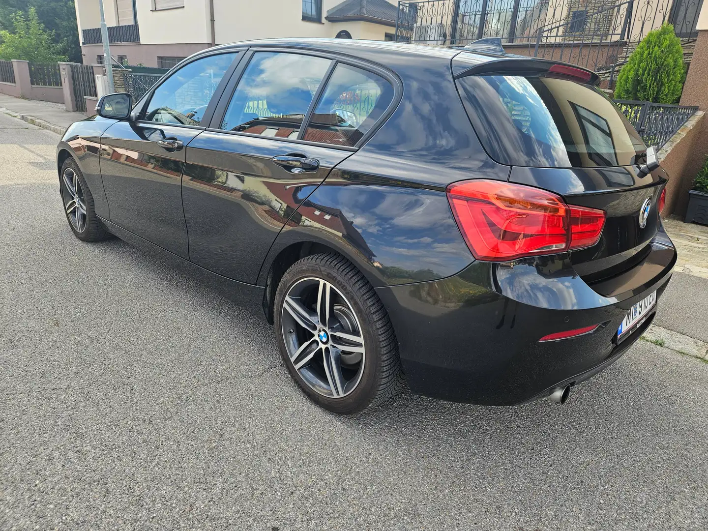 BMW 116 116i Sport Line mit AHK und NAVI Schwarz - 2