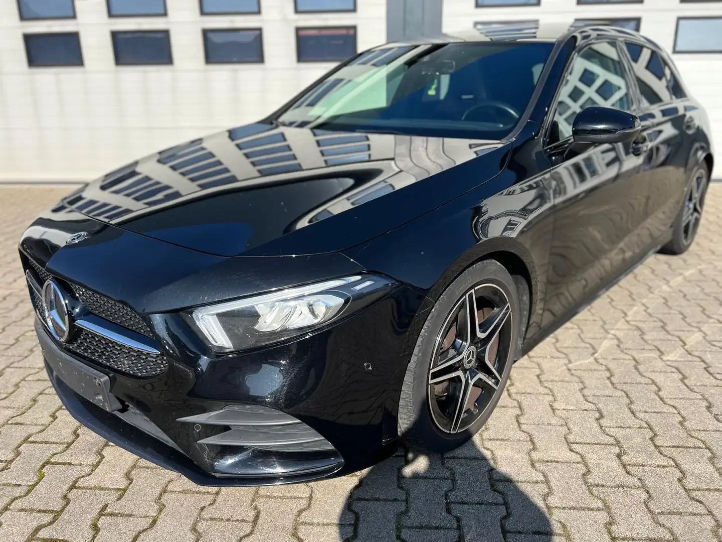 Mercedes-Benz A 200 AMG Line Schwarz - 2