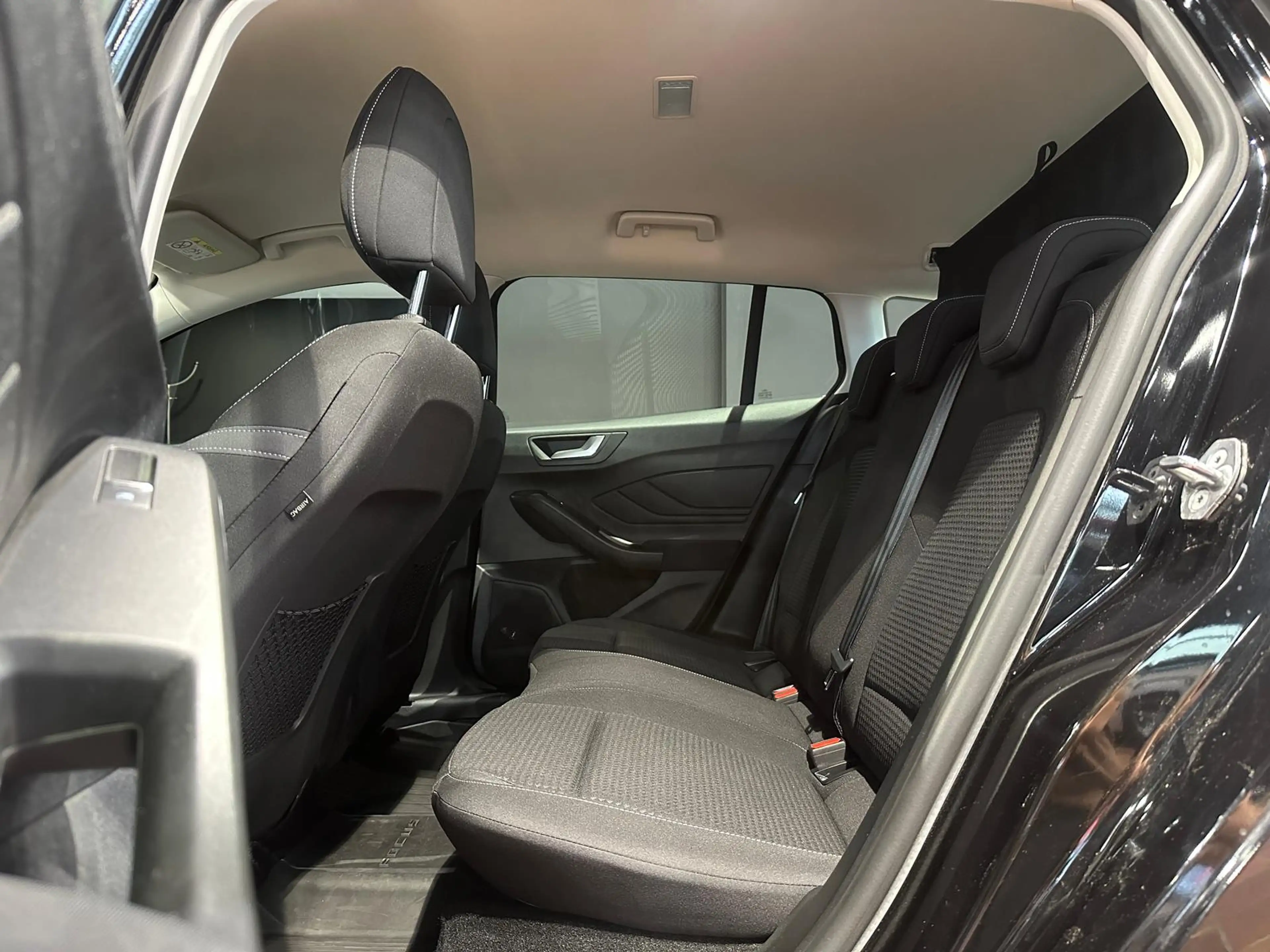 Ford Focus TURNIER 1.5 EB AT C&C NAVI KEYLESS SHZ — photo 14