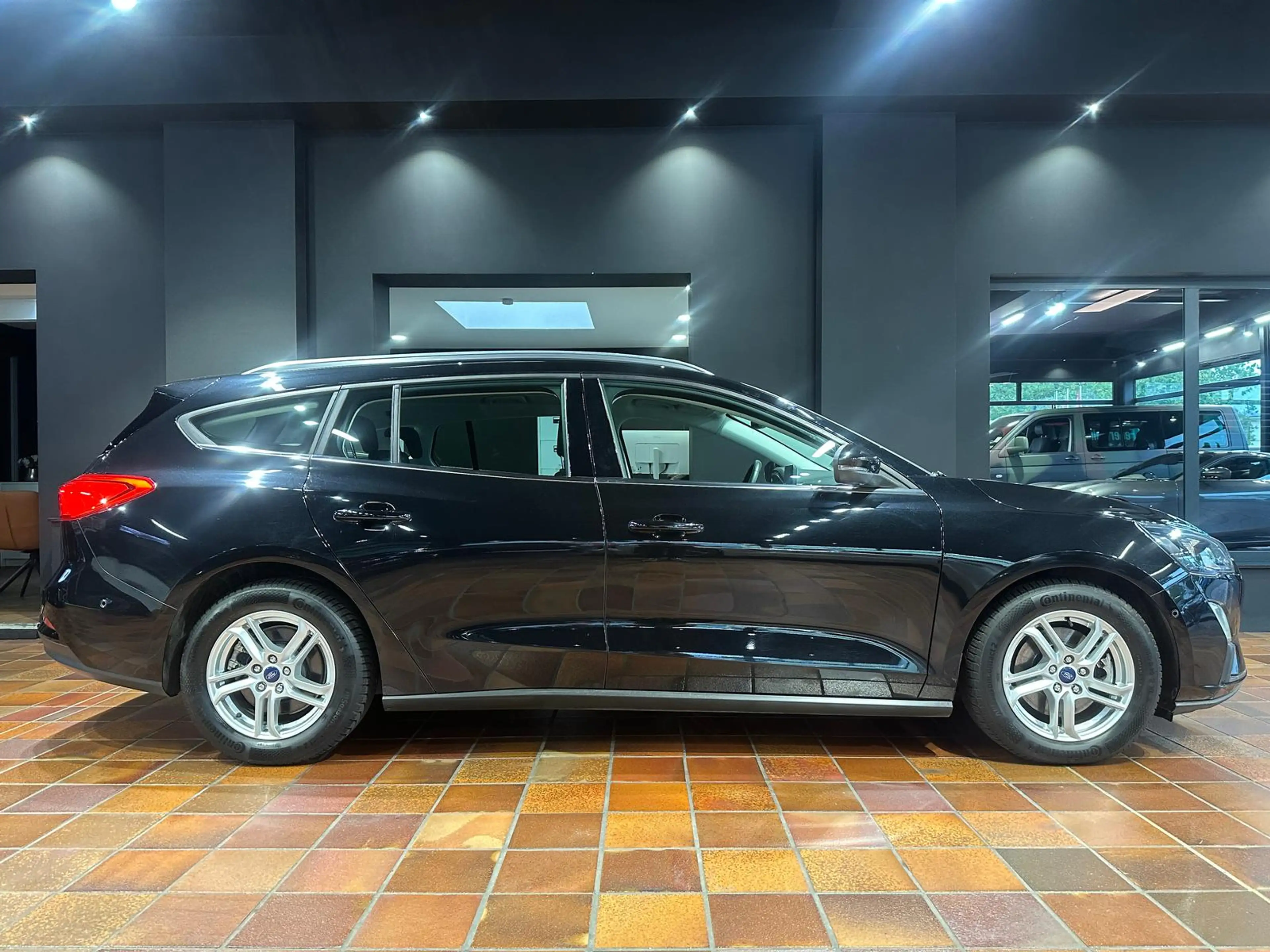 Ford Focus TURNIER 1.5 EB AT C&C NAVI KEYLESS SHZ — photo 9
