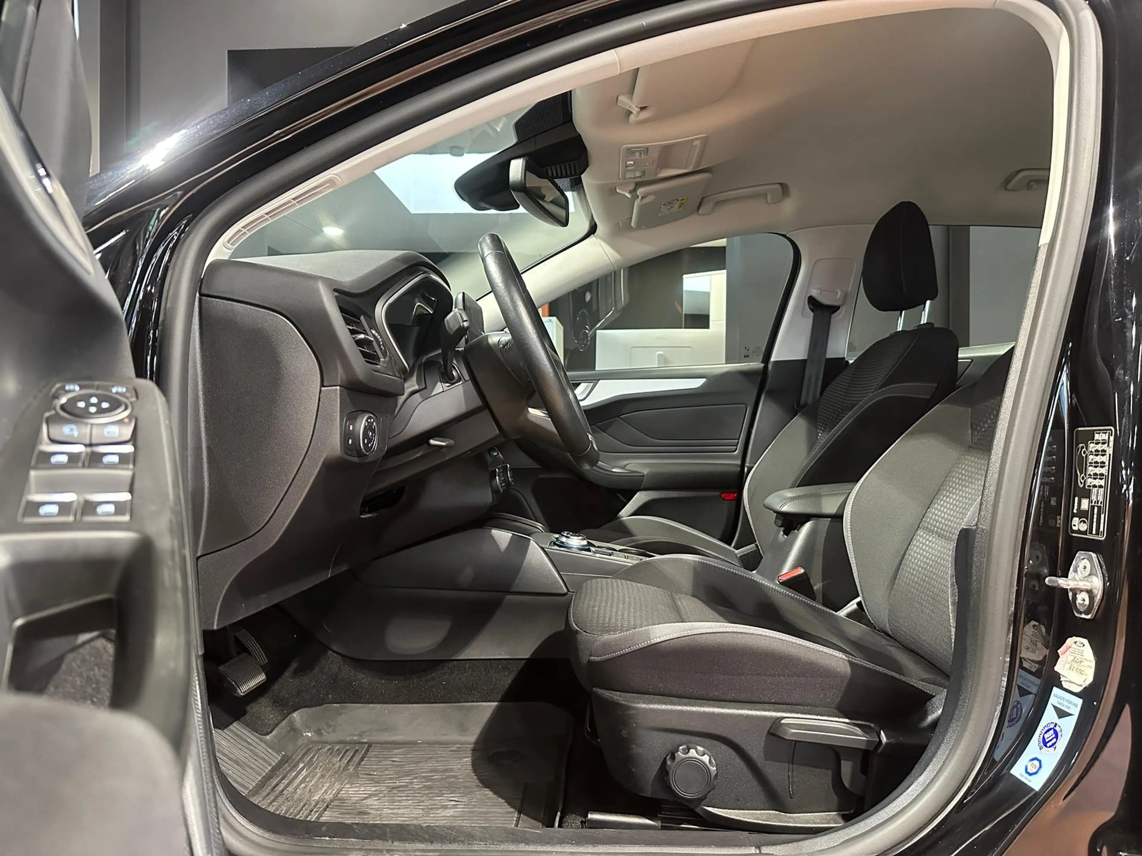 Ford Focus TURNIER 1.5 EB AT C&C NAVI KEYLESS SHZ — photo 13