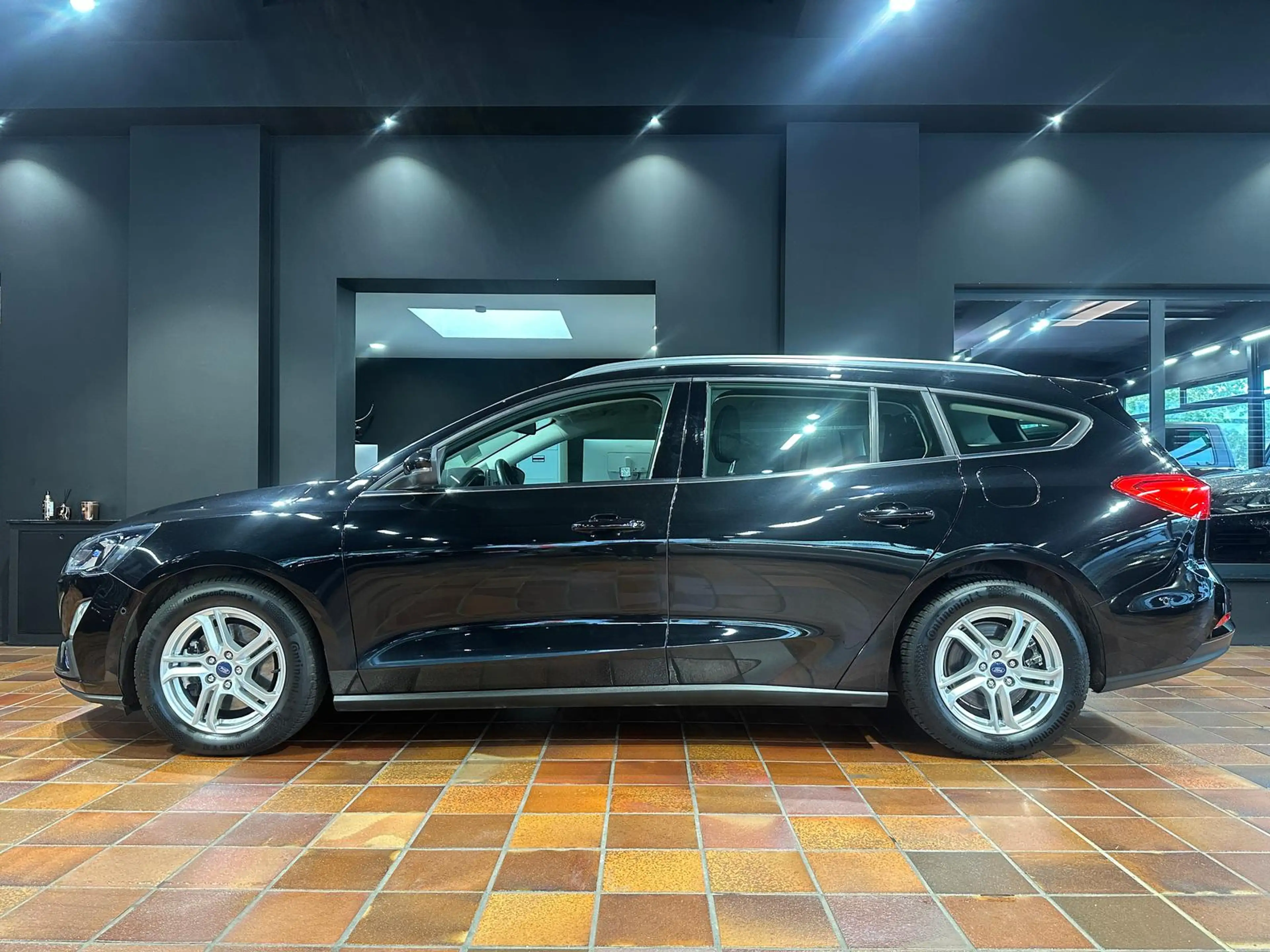 Ford Focus TURNIER 1.5 EB AT C&C NAVI KEYLESS SHZ — photo 2