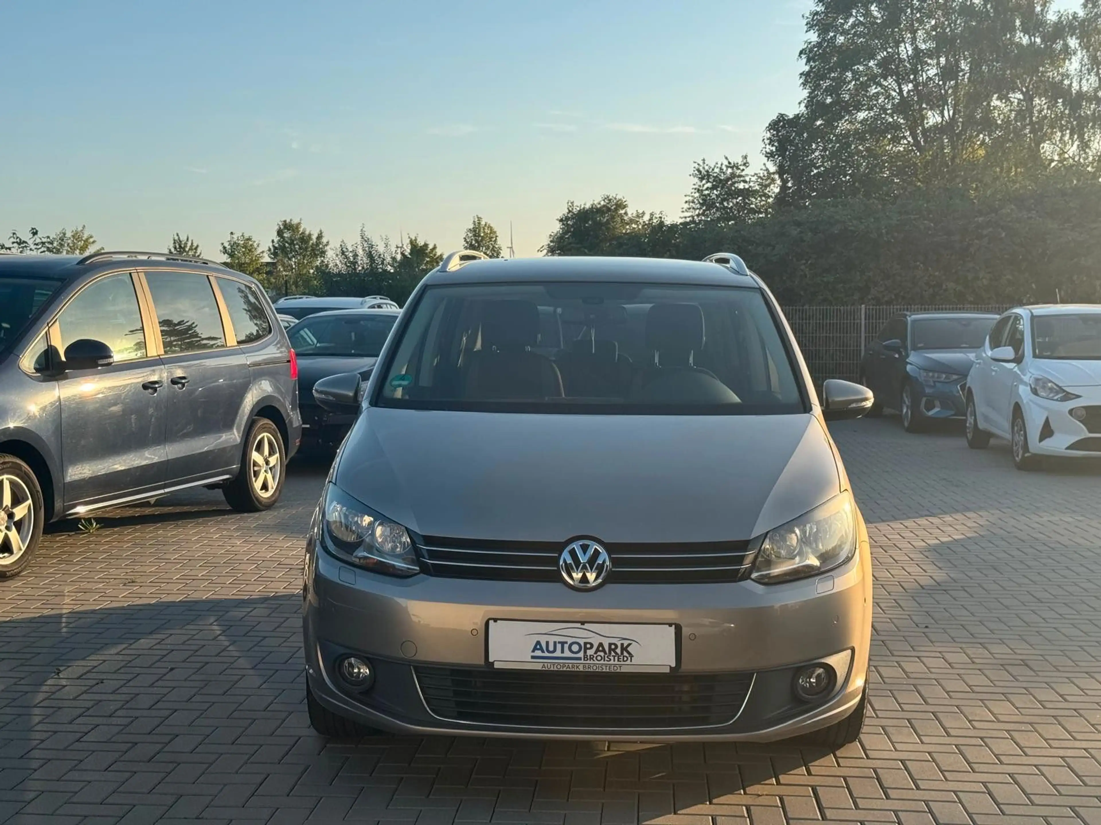 Volkswagen Touran Life SHZ/KLIMA/TEMPO/NAVI — photo 2