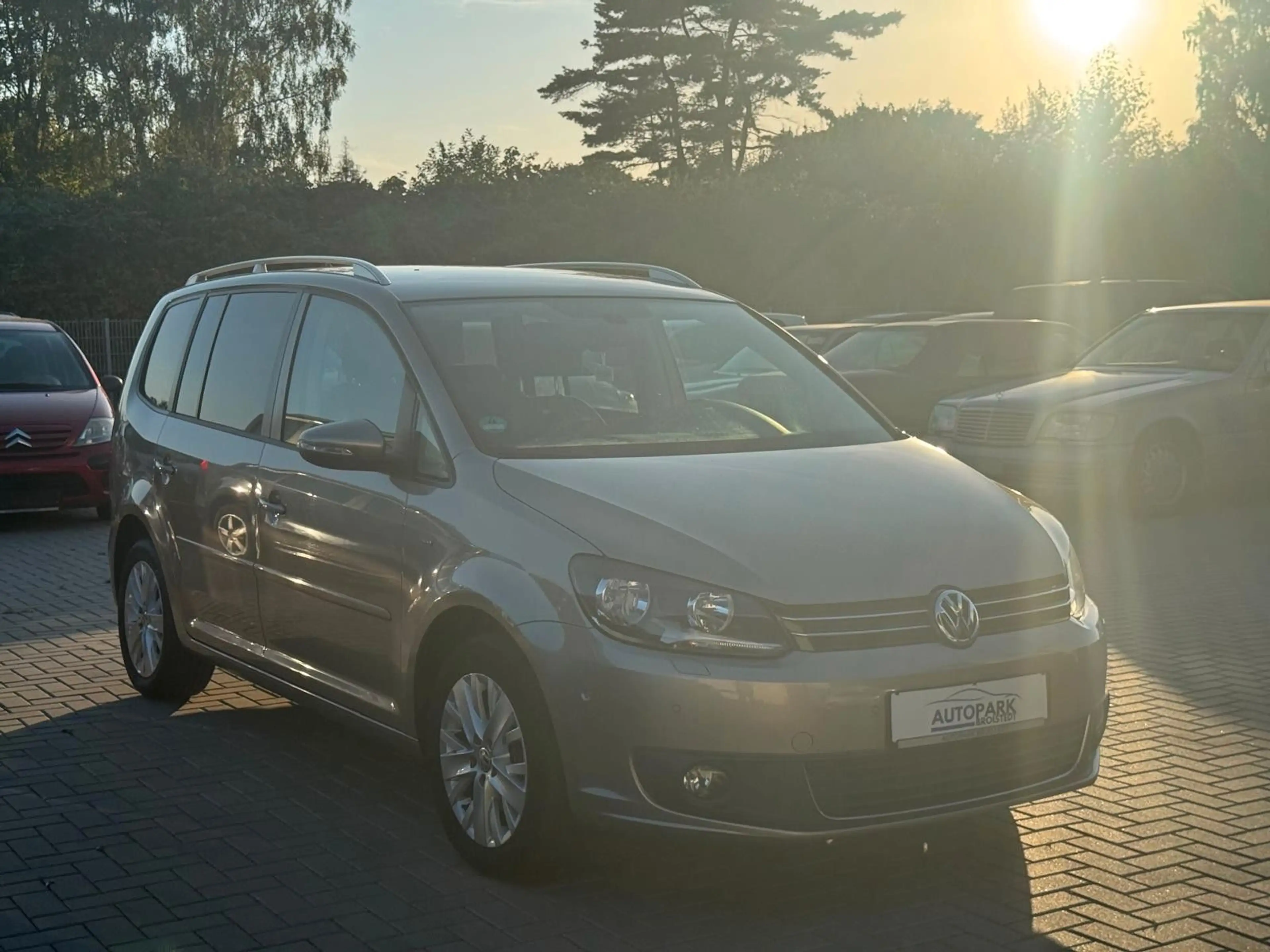 Volkswagen Touran Life SHZ/KLIMA/TEMPO/NAVI — photo 3