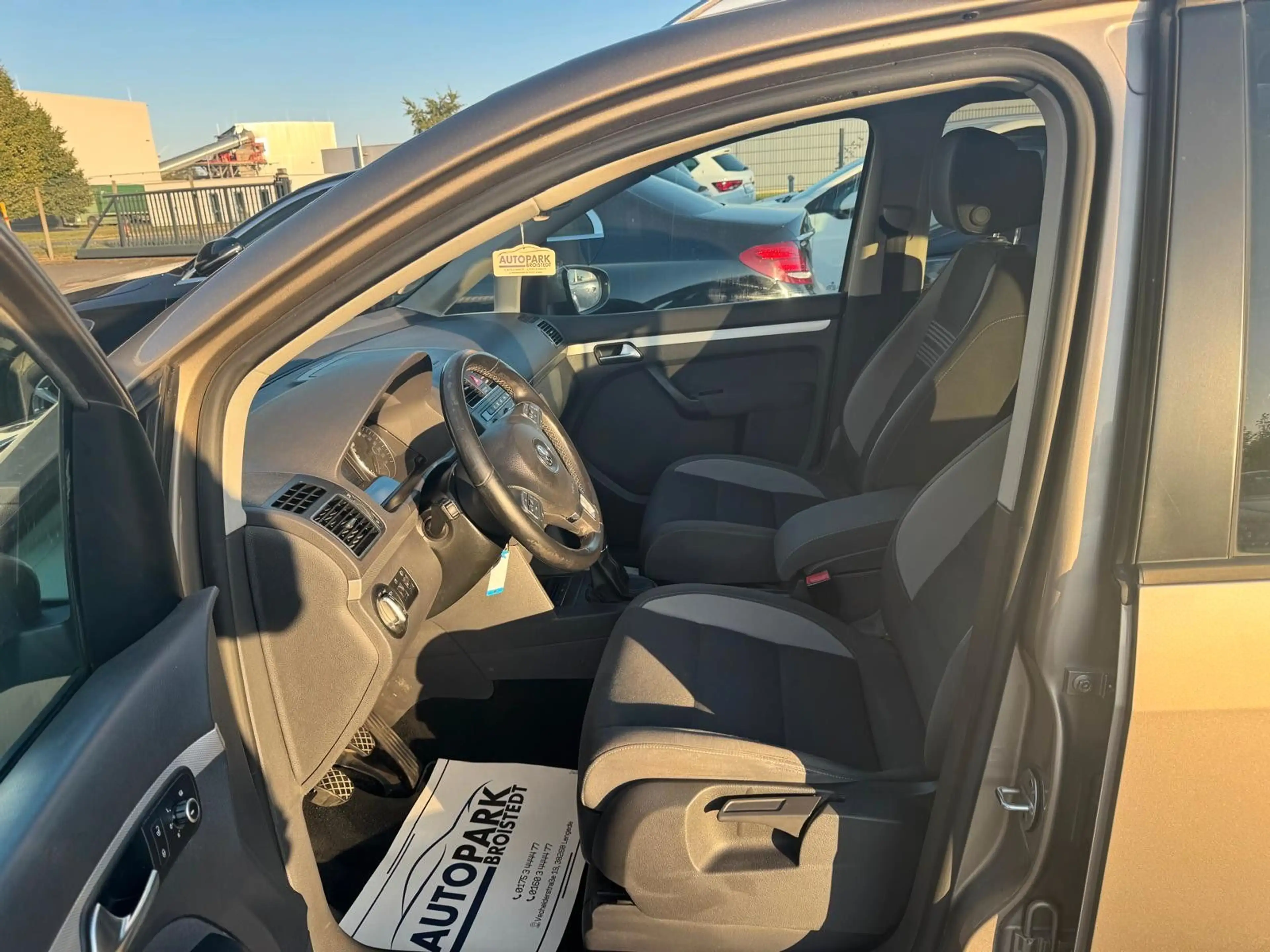 Volkswagen Touran Life SHZ/KLIMA/TEMPO/NAVI — photo 8