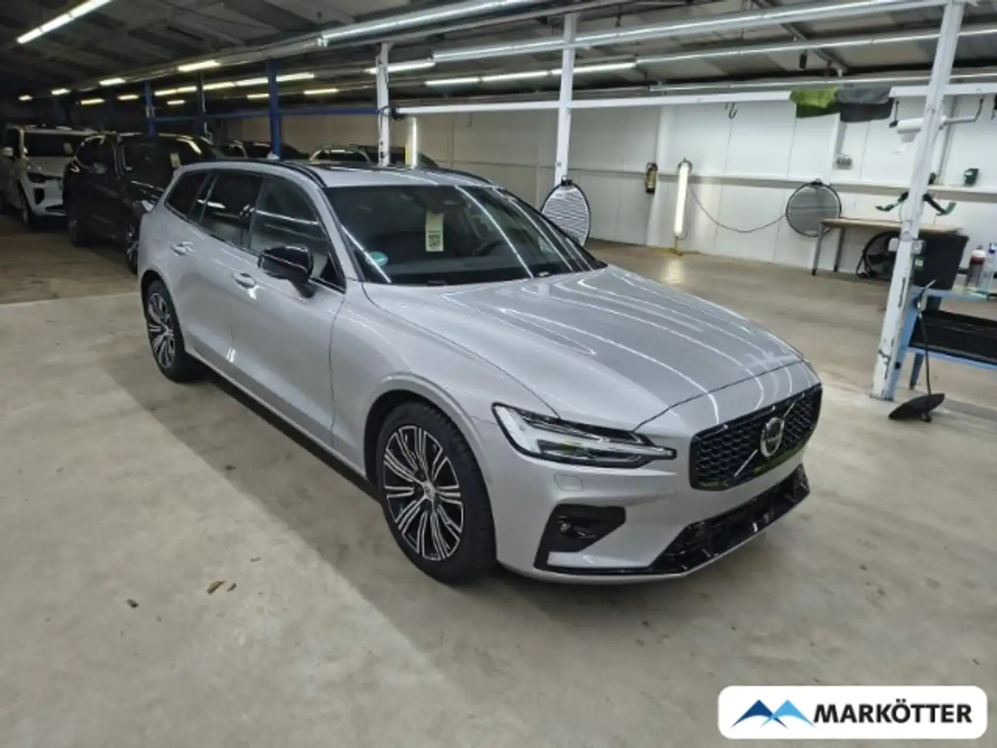 Volvo V60 B4 Plus Dark PANO/BLIS/360CAM/ACC/GOOGLE Silber - 2