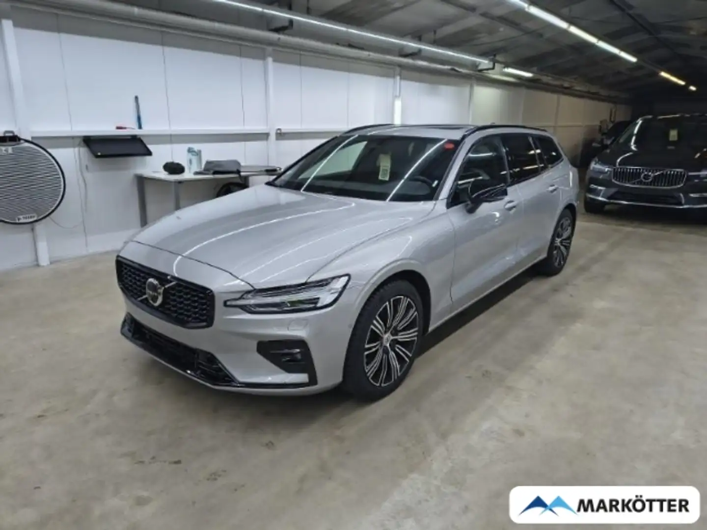 Volvo V60 B4 Plus Dark PANO/BLIS/360CAM/ACC/GOOGLE Silber - 1