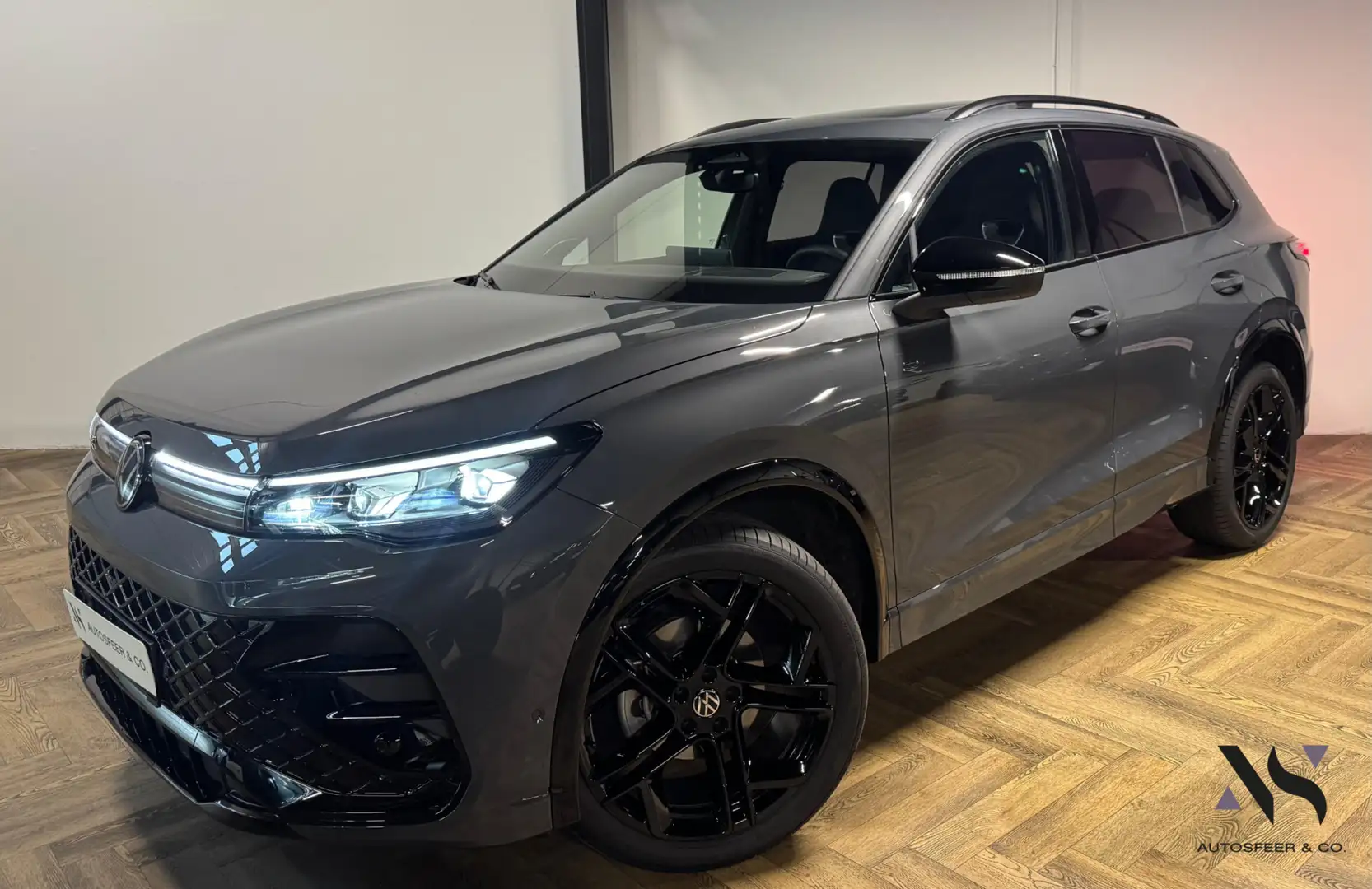 Volkswagen Tiguan 1.5 eTSI R-Line PANO KEYLESS 360' Grijs - 1