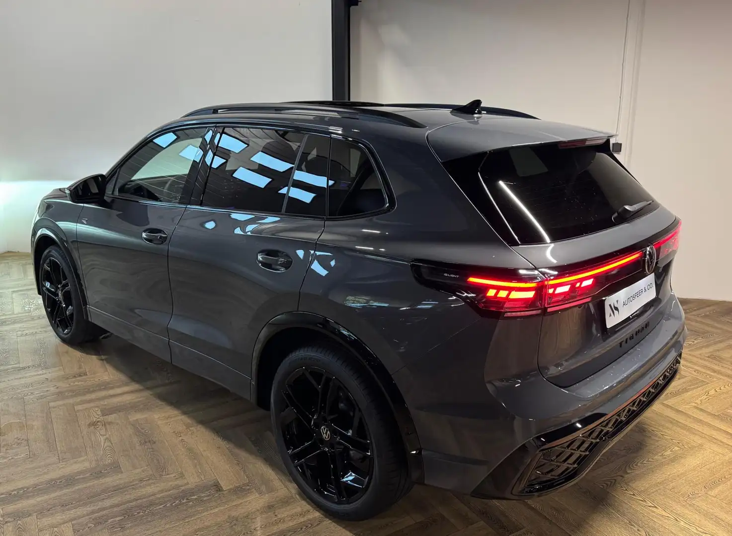 Volkswagen Tiguan 1.5 eTSI R-Line PANO KEYLESS 360' Grijs - 2