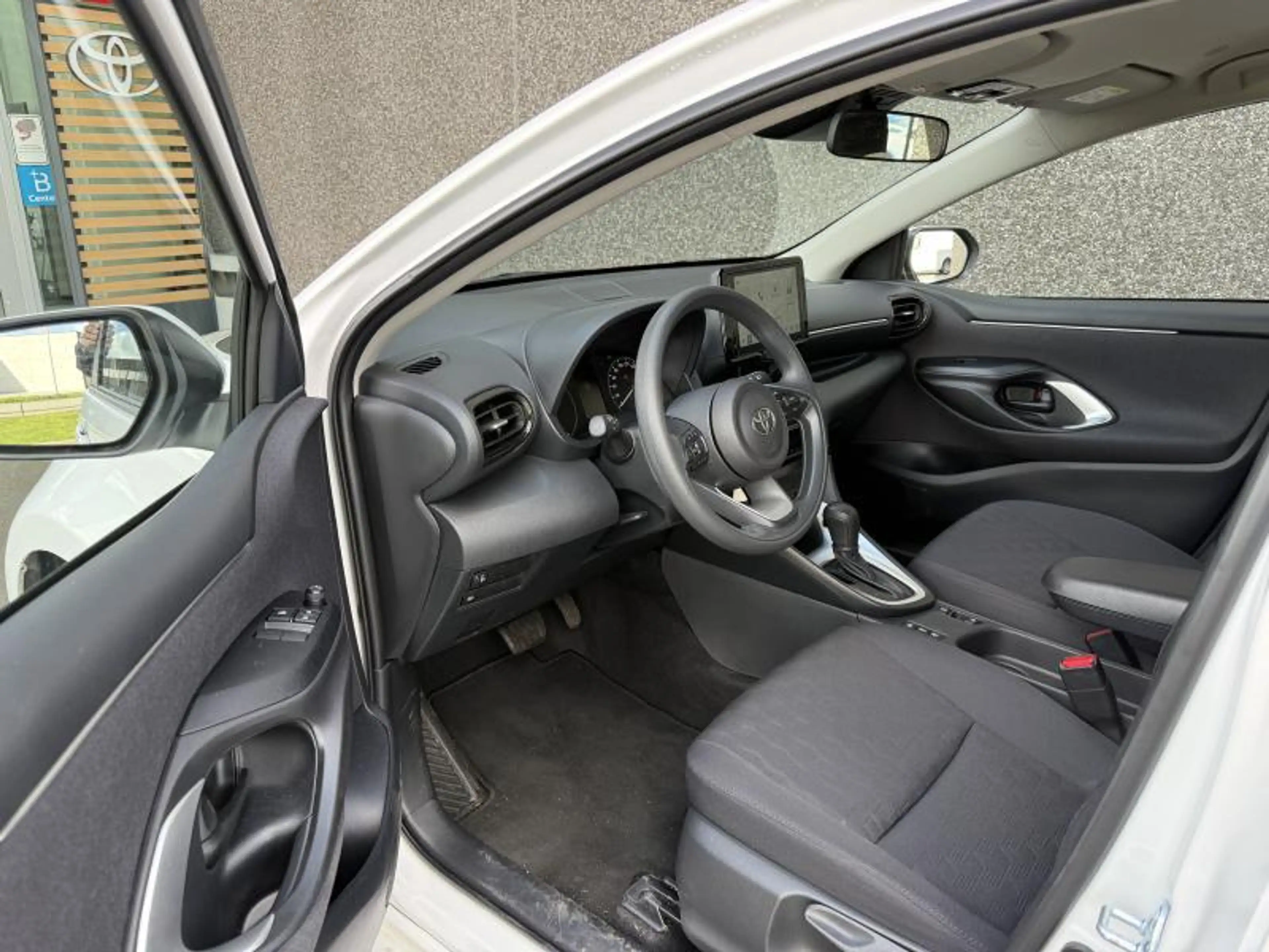 Toyota Yaris 1.5 Hybrid Dynamic — photo 8