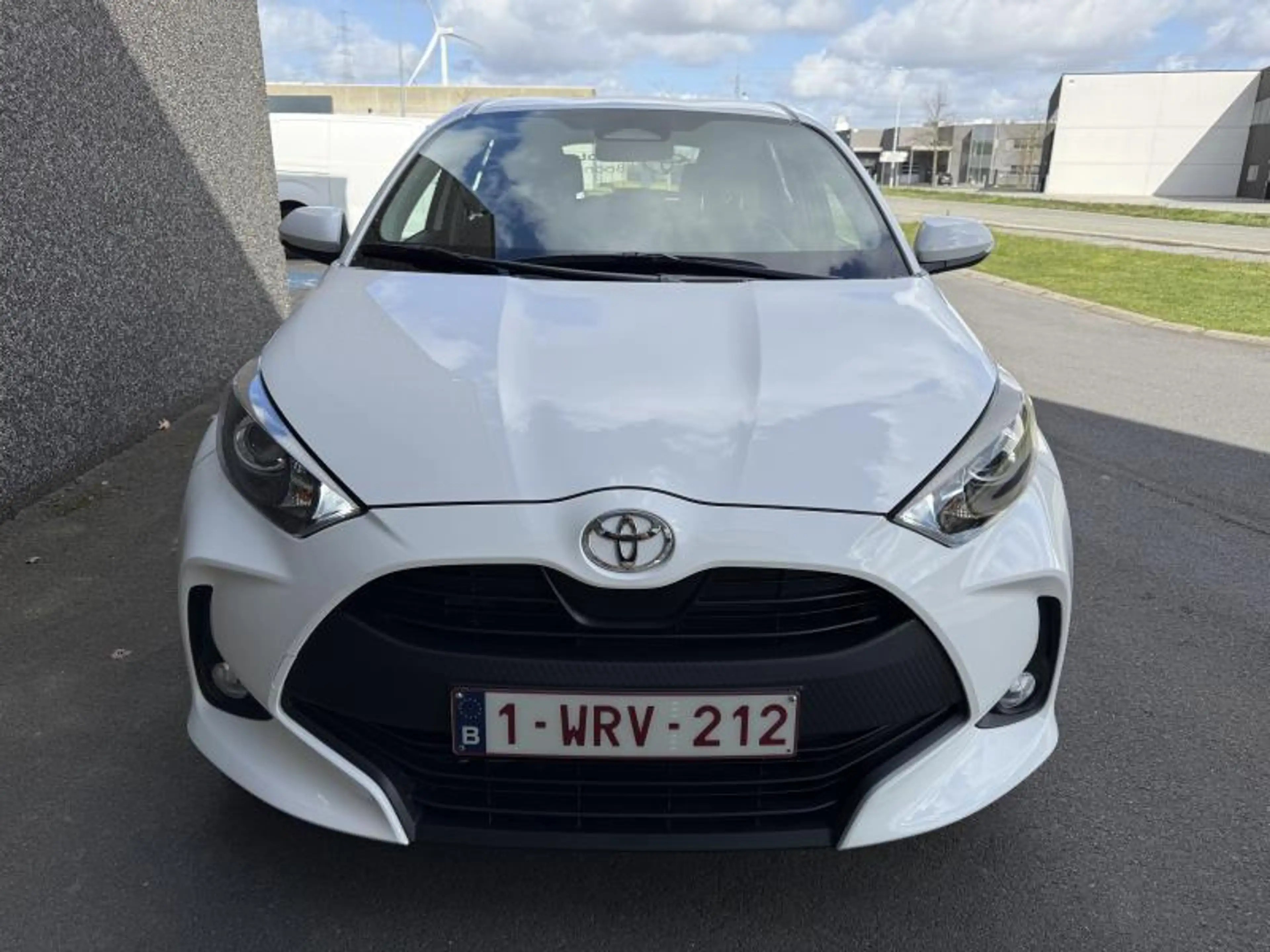 Toyota Yaris 1.5 Hybrid Dynamic — photo 2