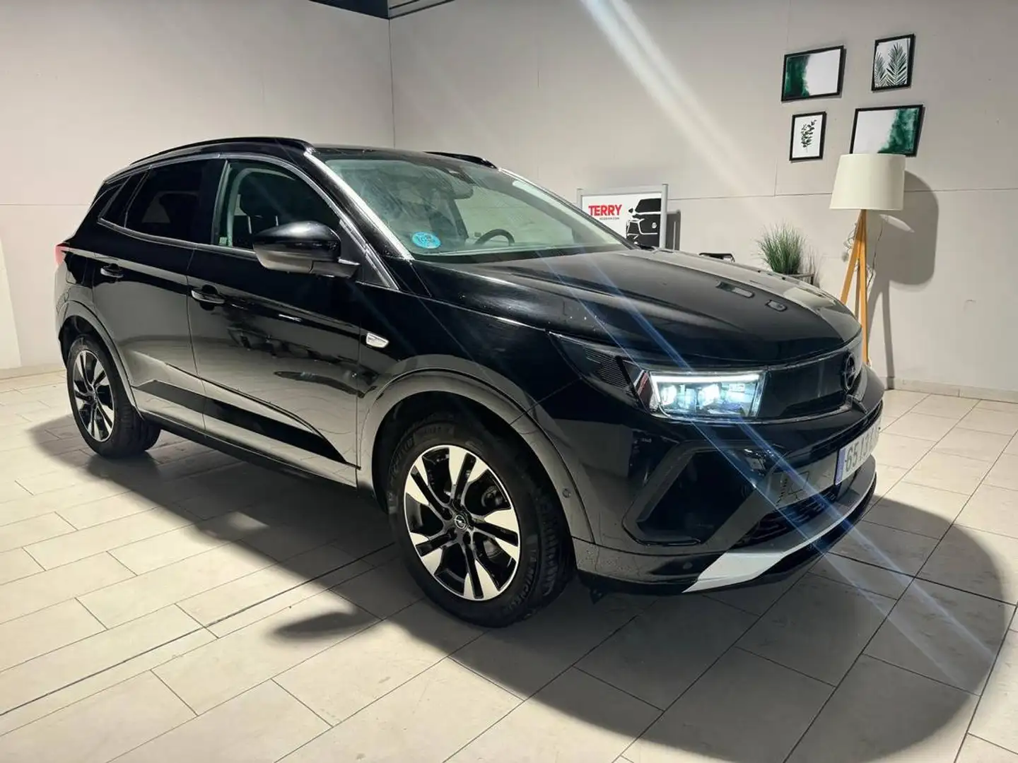 Opel Grandland 1.2T S&S Ultimate Aut. 130 Negro - 1