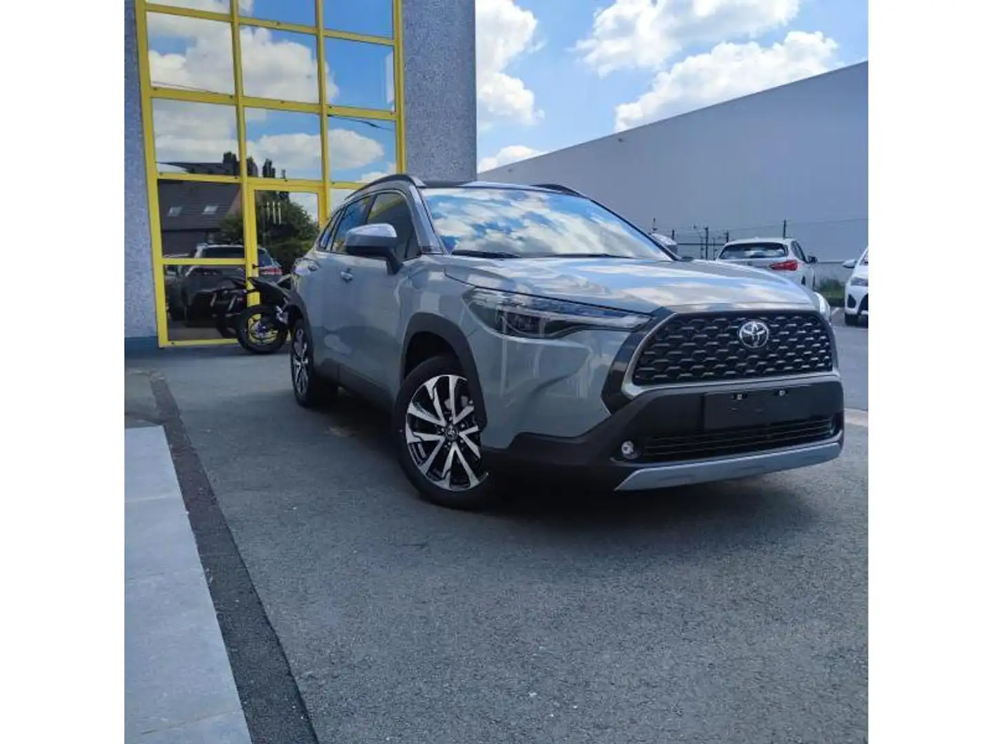 Toyota Corolla Cross Style+comfort pack de Stock... Gris - 2