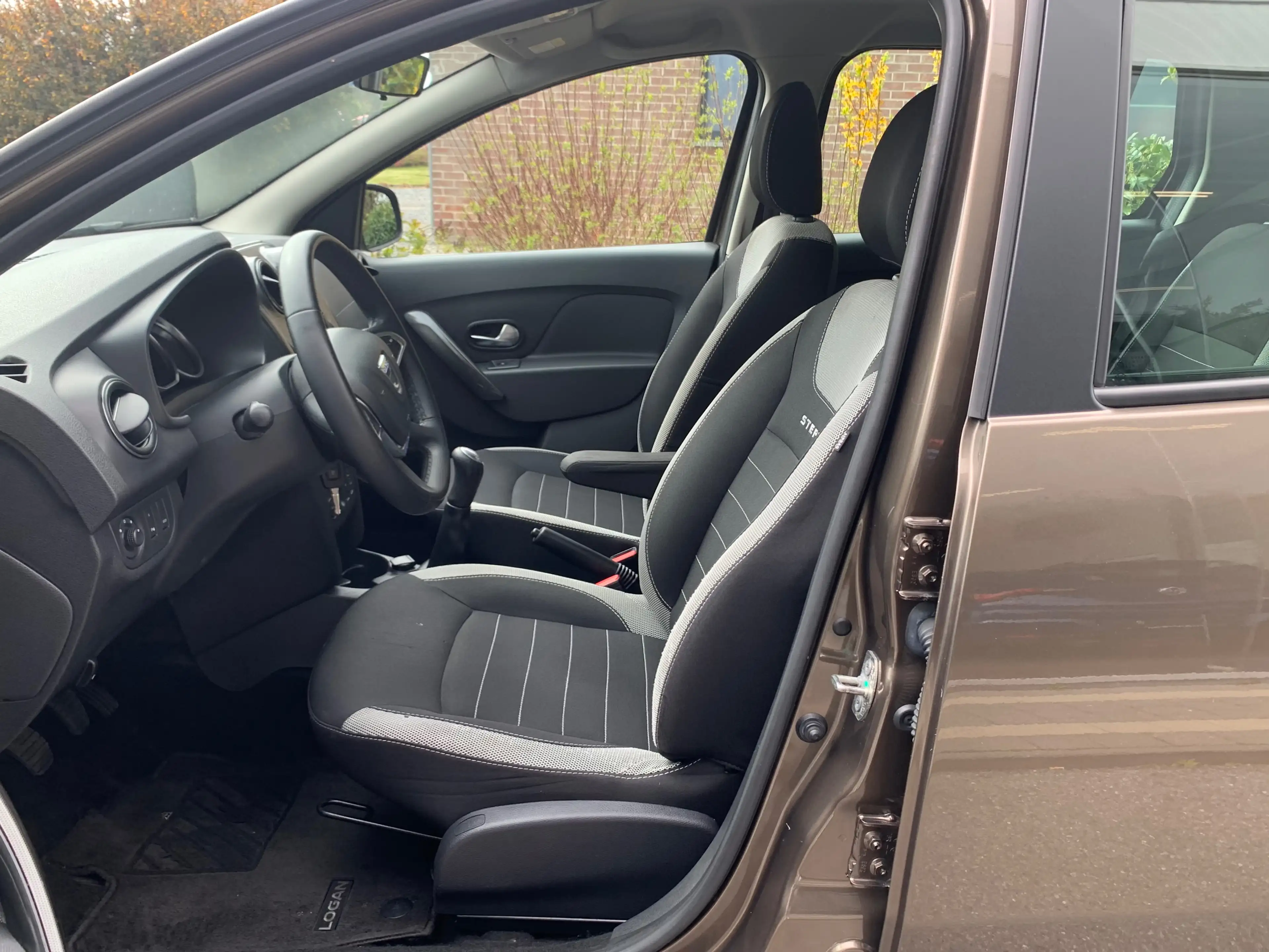Dacia Logan STEPWAY PLUS / 1.5 dCi 90 CV / Gps / Airco / Camera / Cruise / — photo 9