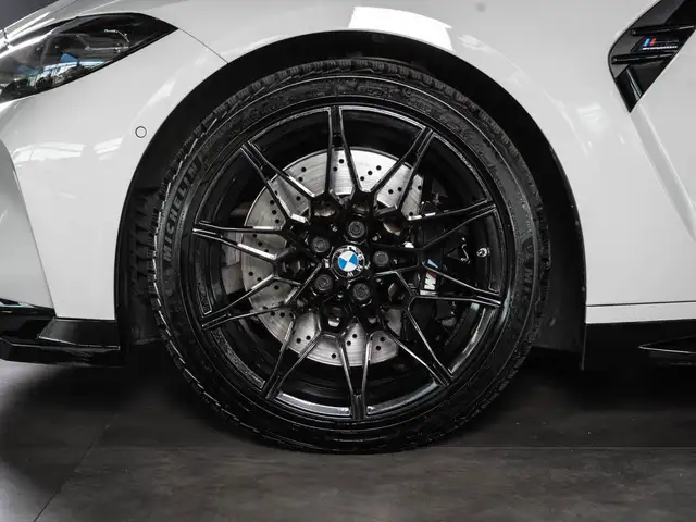 BMW M4 view 4