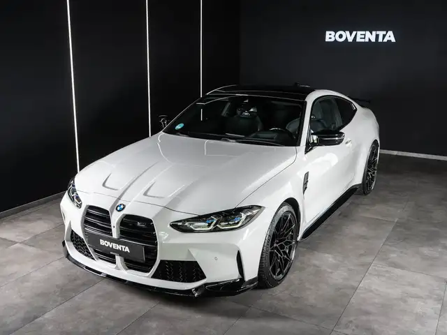 BMW M4 view 3