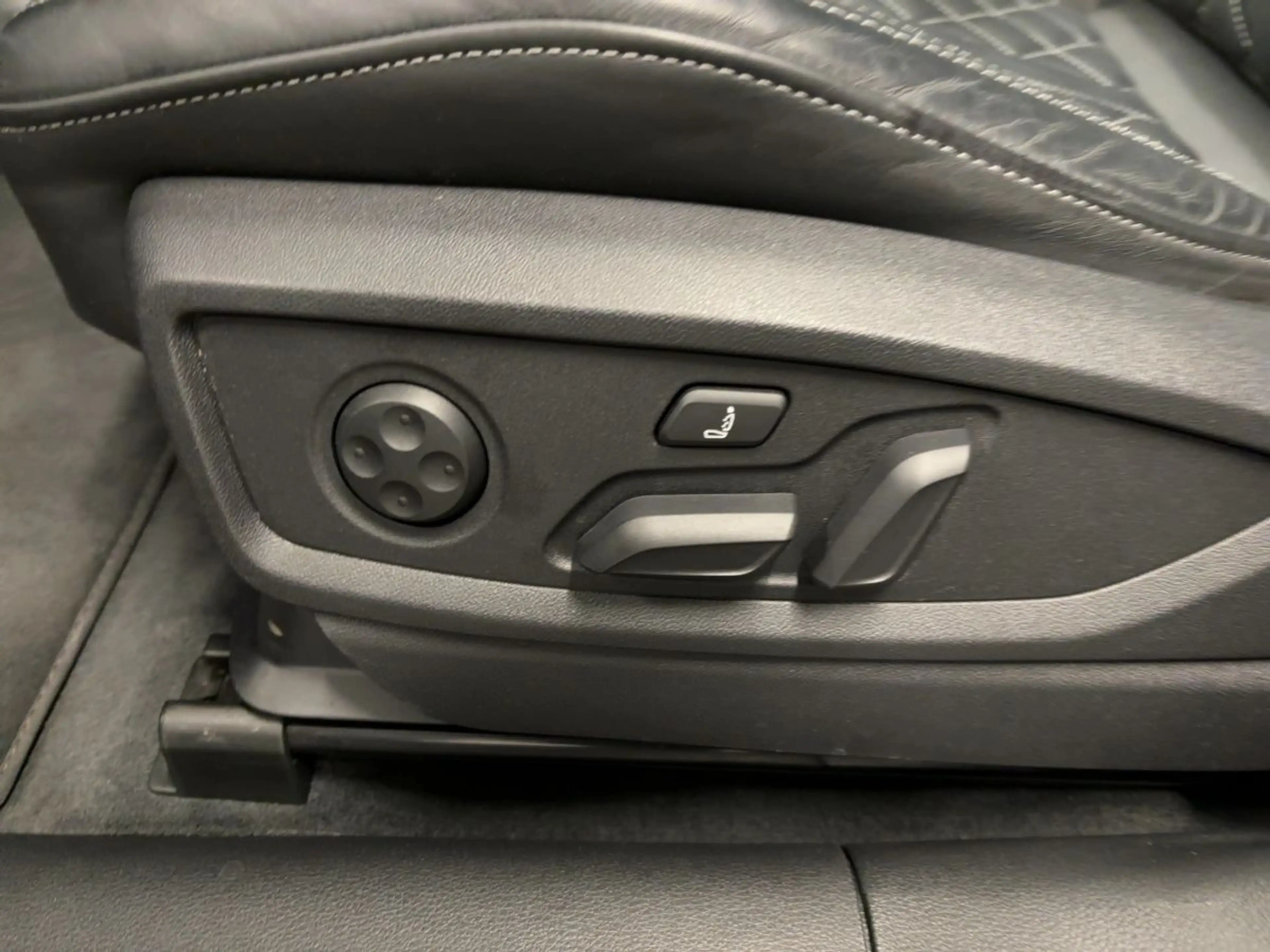 Audi SQ5 TDI tiptr. AHK STDHZG 360°K HUD PANO MATRIX — photo 17