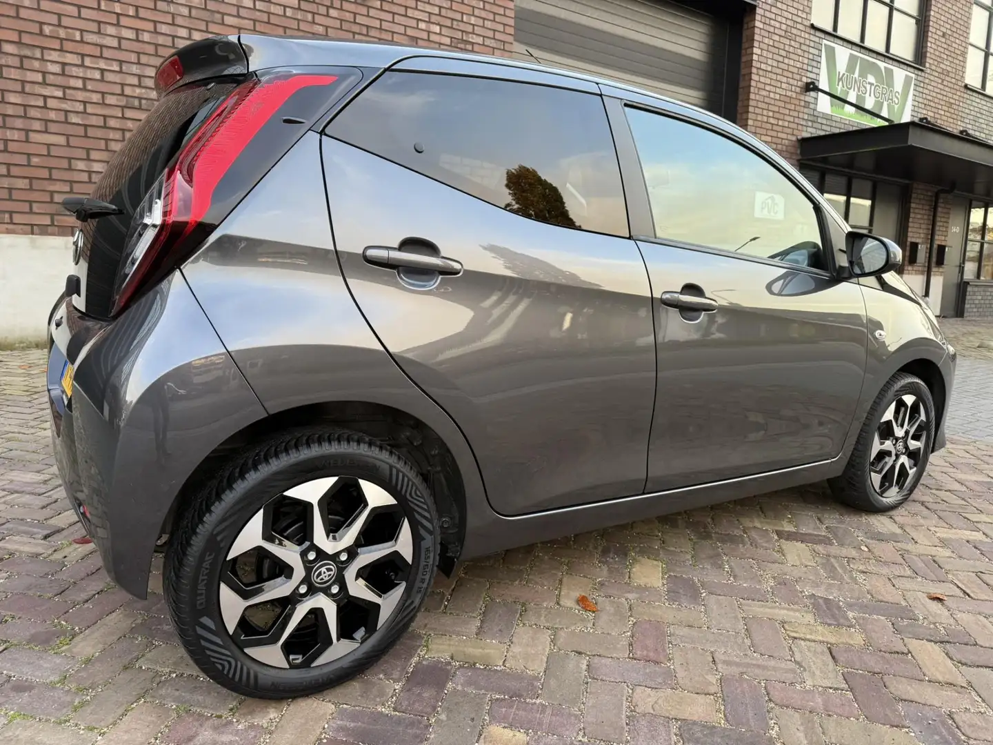 Toyota Aygo 1.0 VVT-i x-joy / Camera / Carplay / Clima / ALL-S Grijs - 2