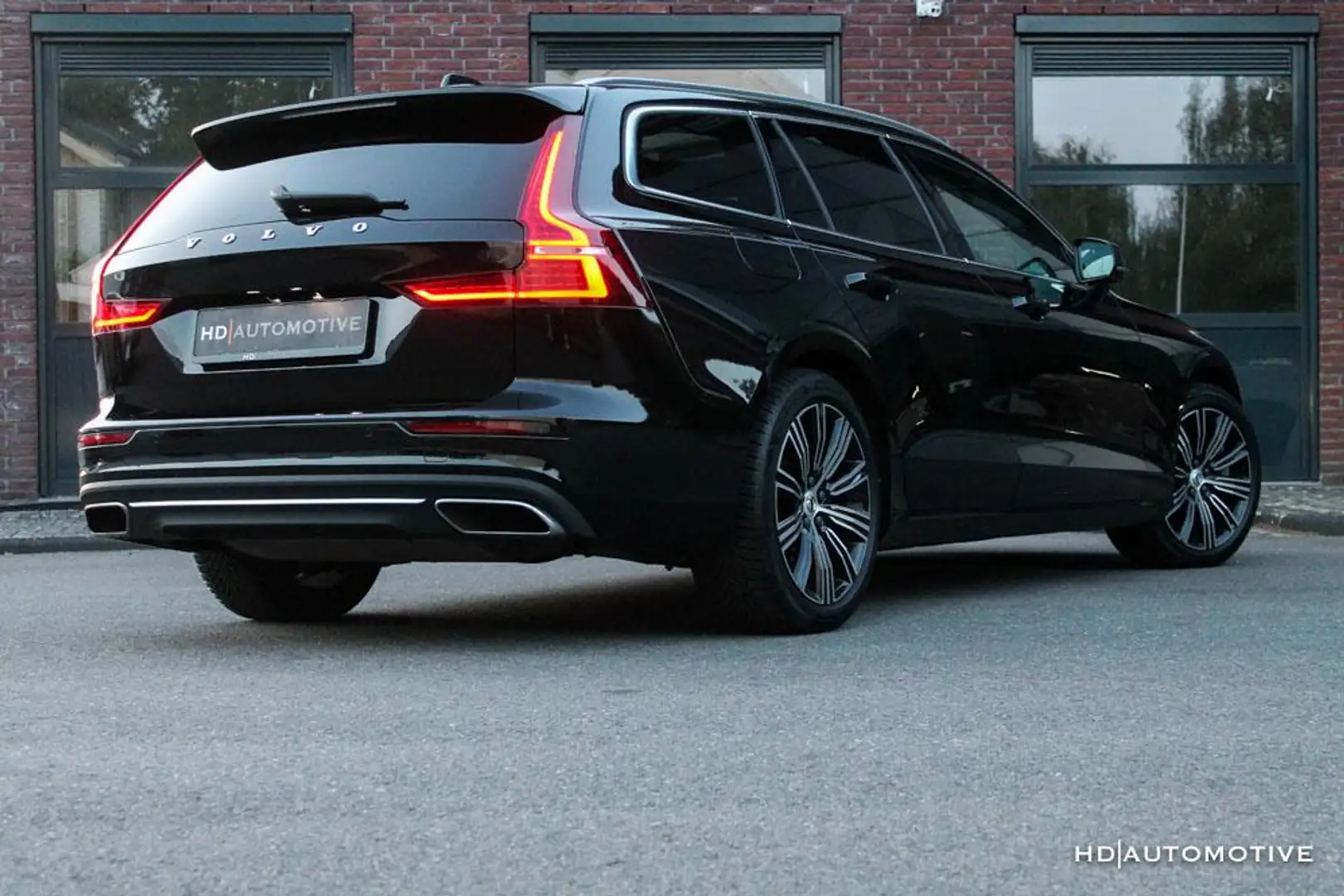 Volvo V60 2.0 T6 Twin Engine AWD Inscription PANO|LEER|PILOT Negro - 2