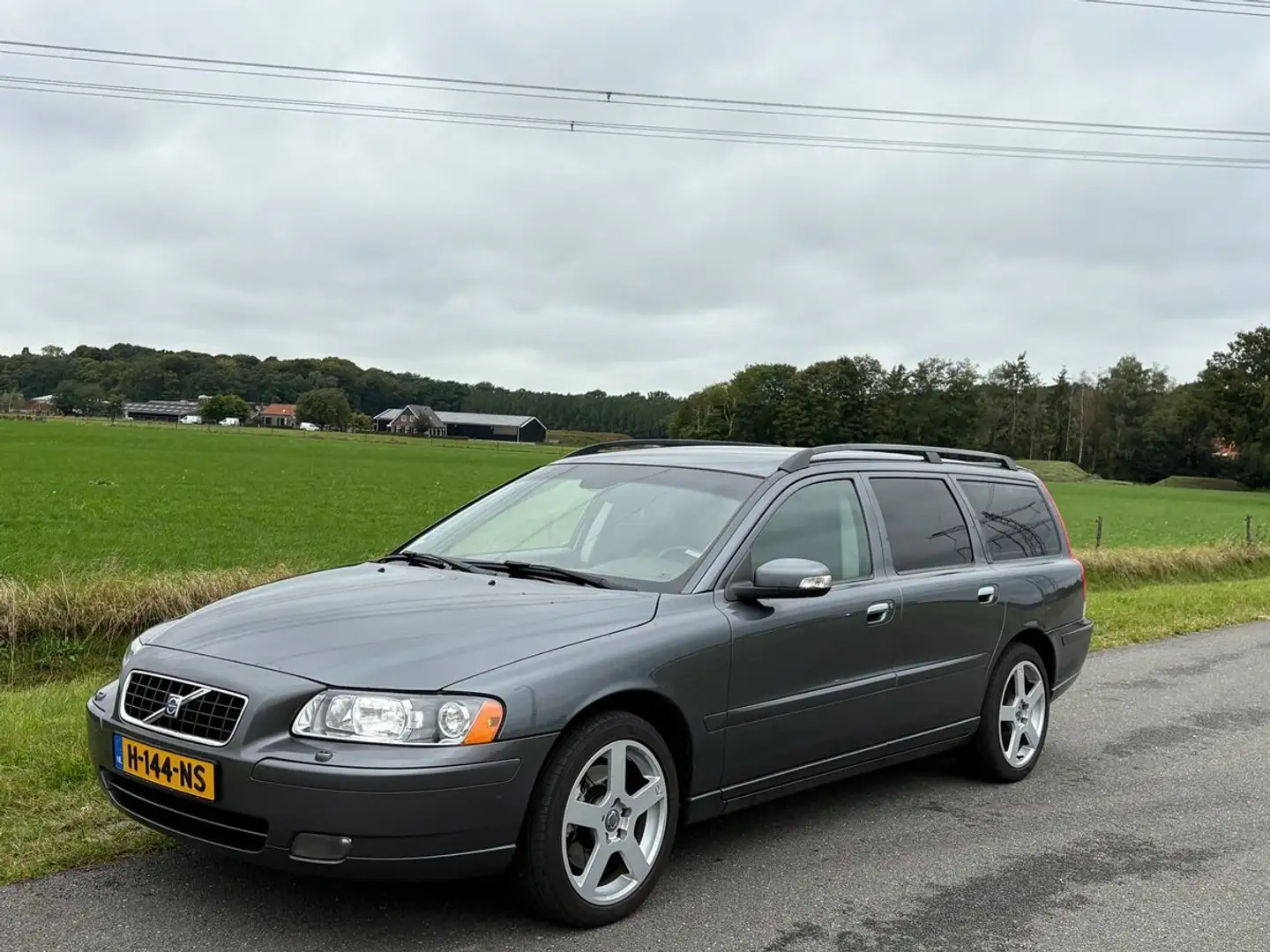 Volvo V70 2.5T Edition Classic, Leer, Cruise, ECC, Haak, 17" Grijs - 2