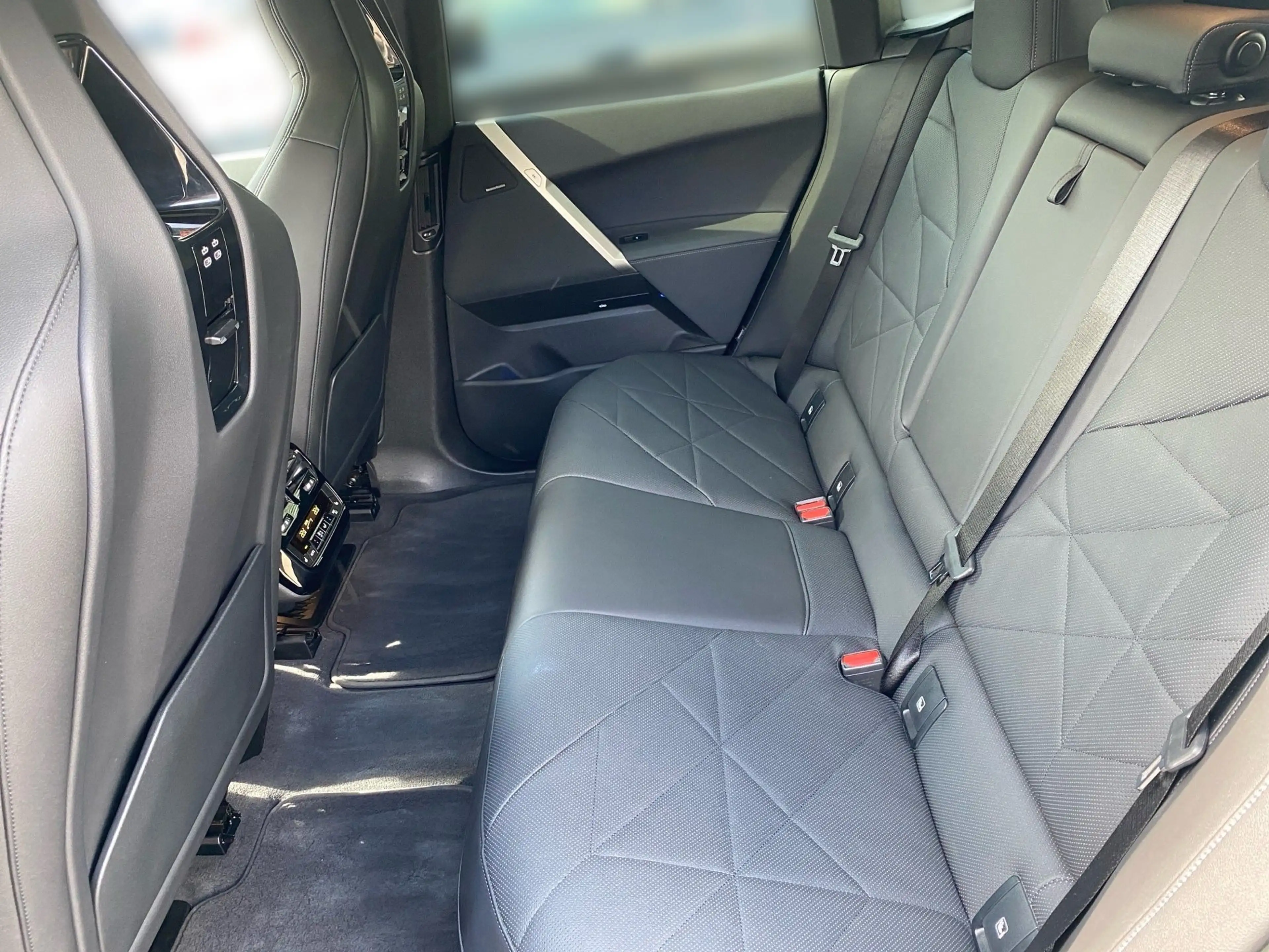 BMW iX xDrive40 — photo 11