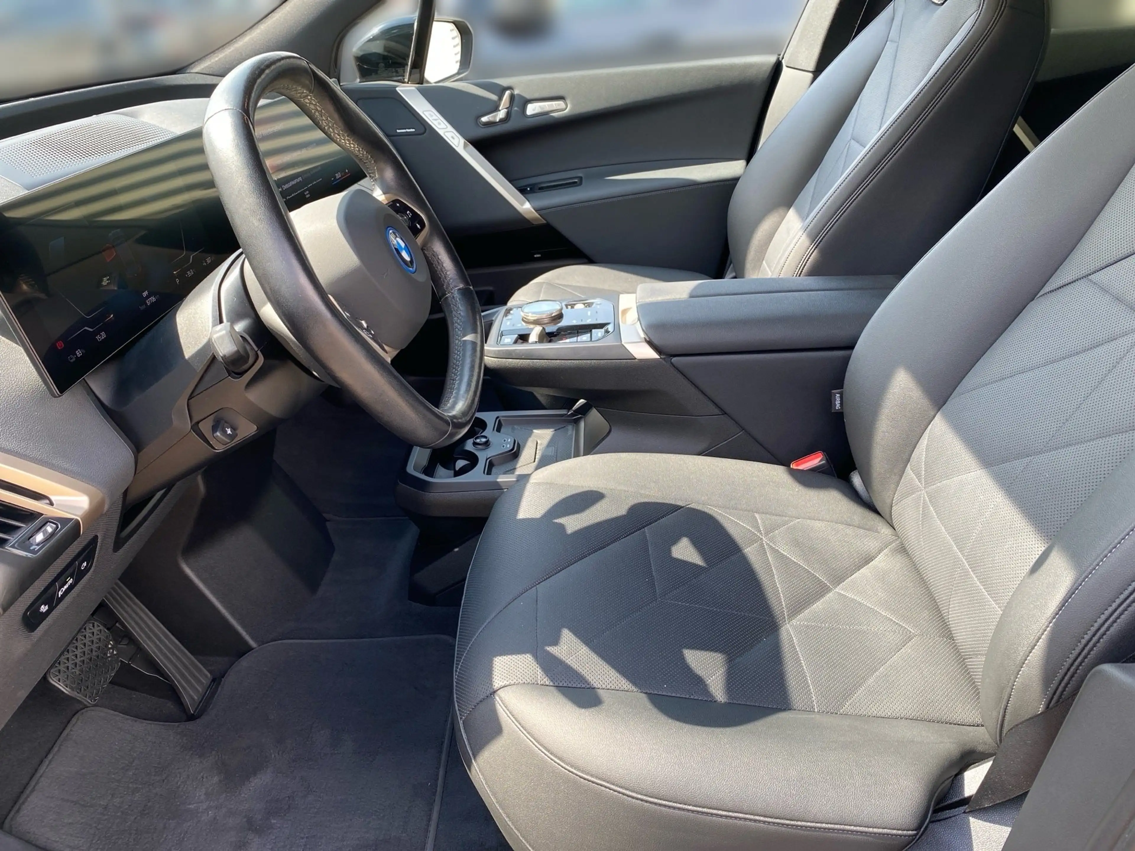 BMW iX xDrive40 — photo 7
