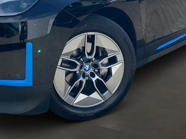BMW Ix view 6