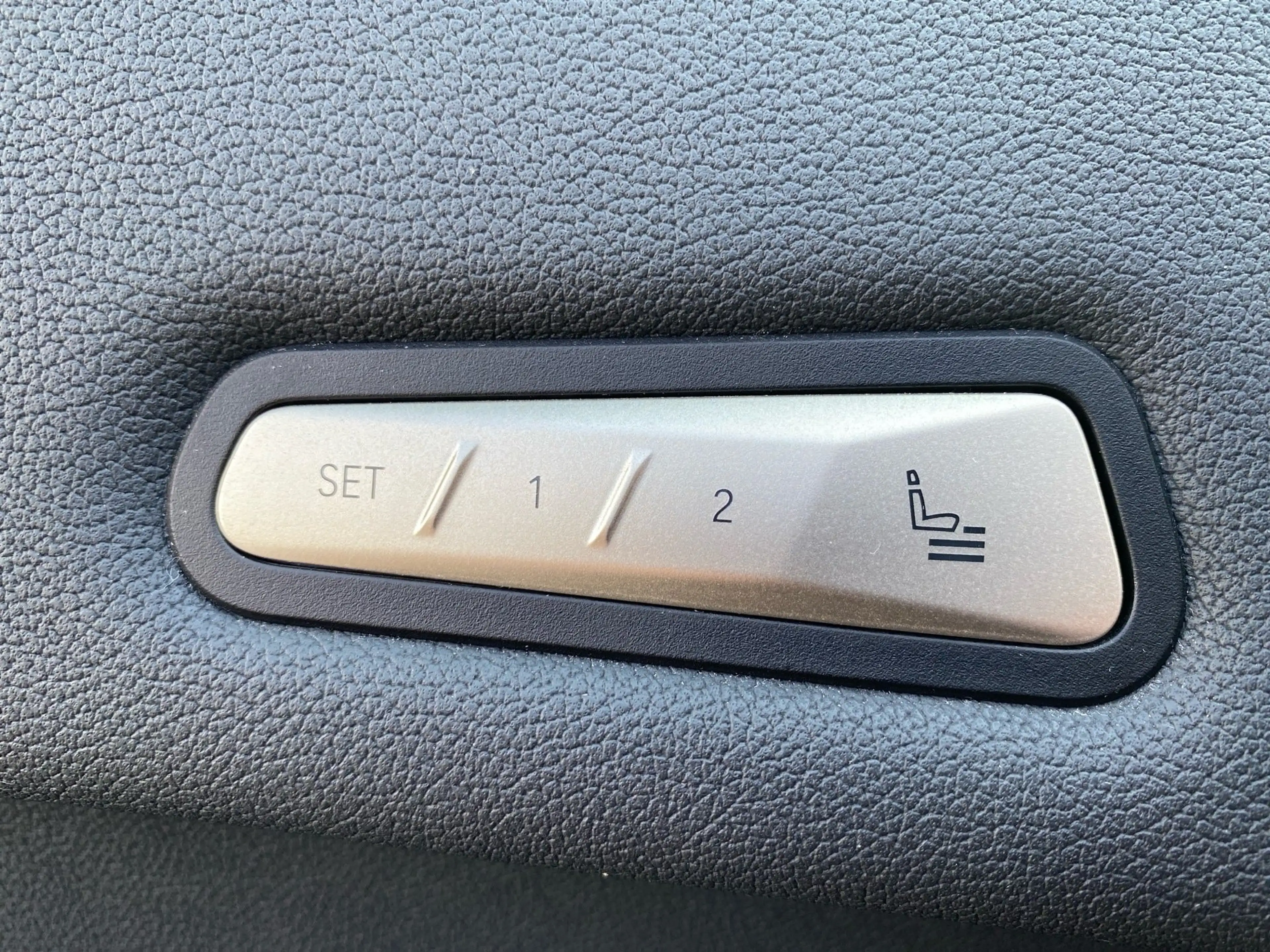 BMW iX xDrive40 — photo 14