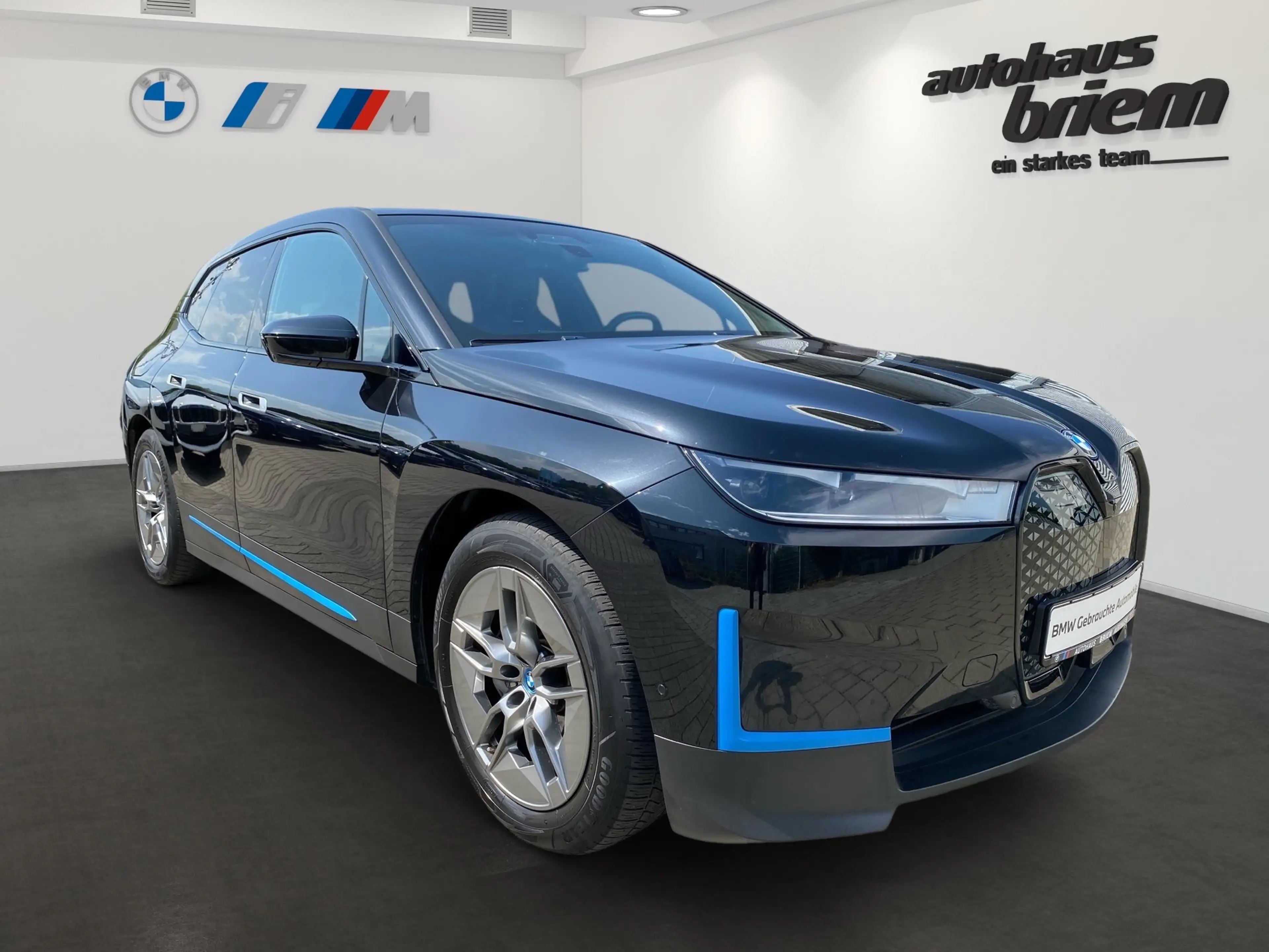BMW iX xDrive40 — photo 2