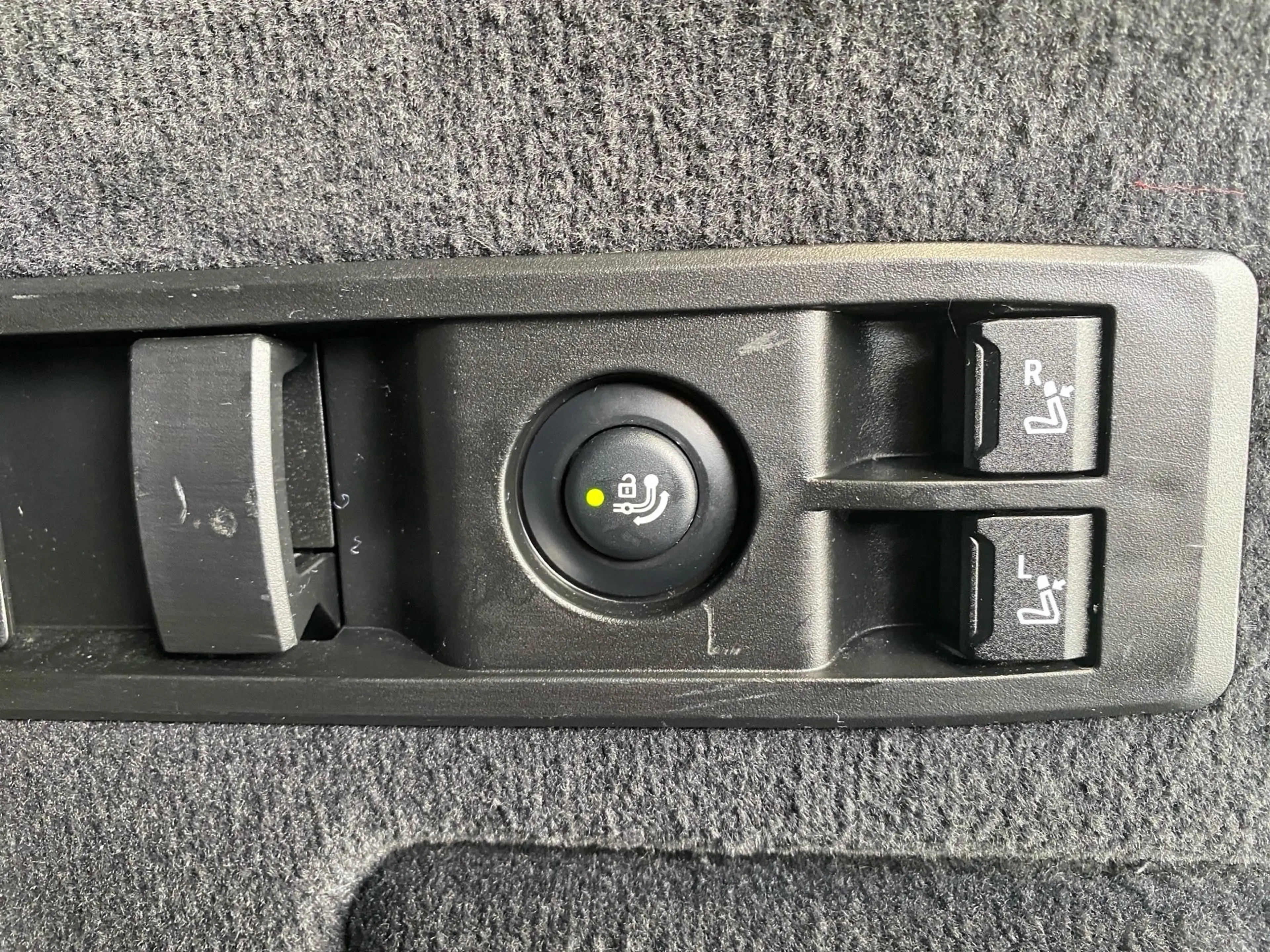 BMW iX xDrive40 — photo 13