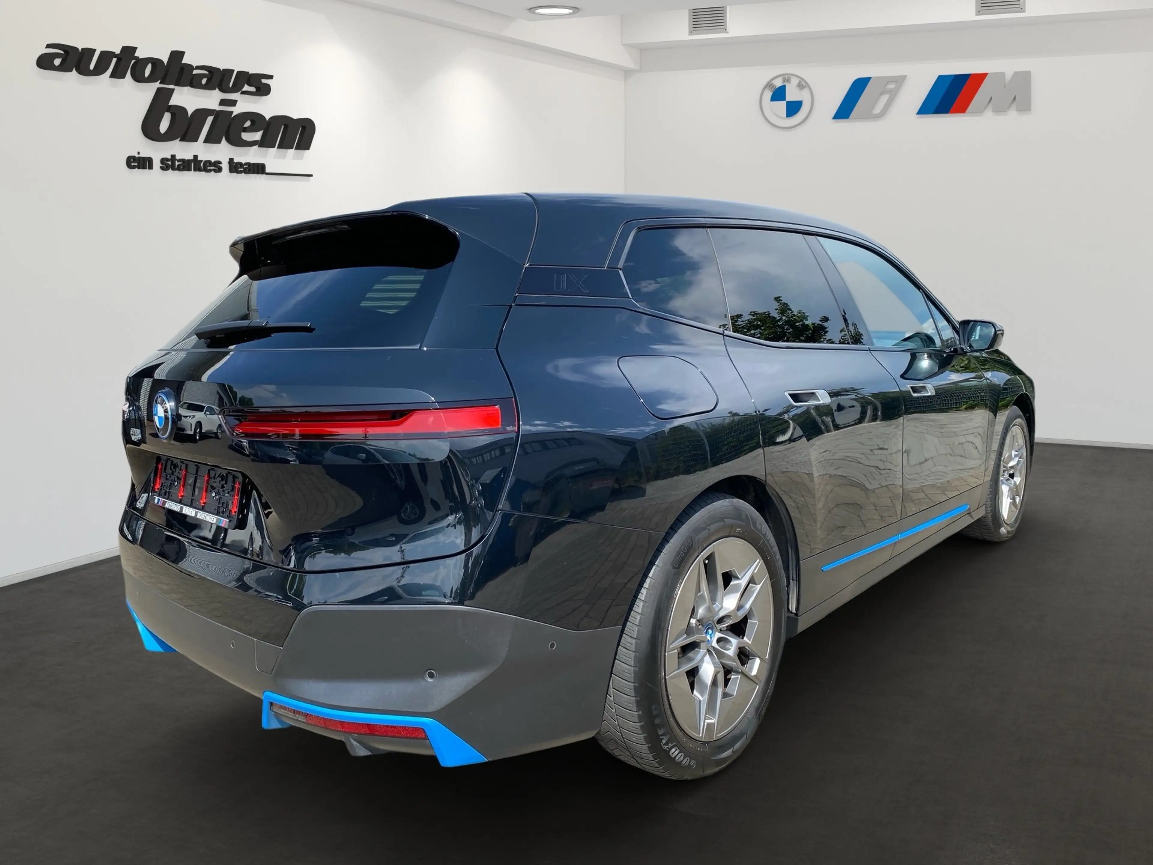 BMW iX xDrive40 — photo 3