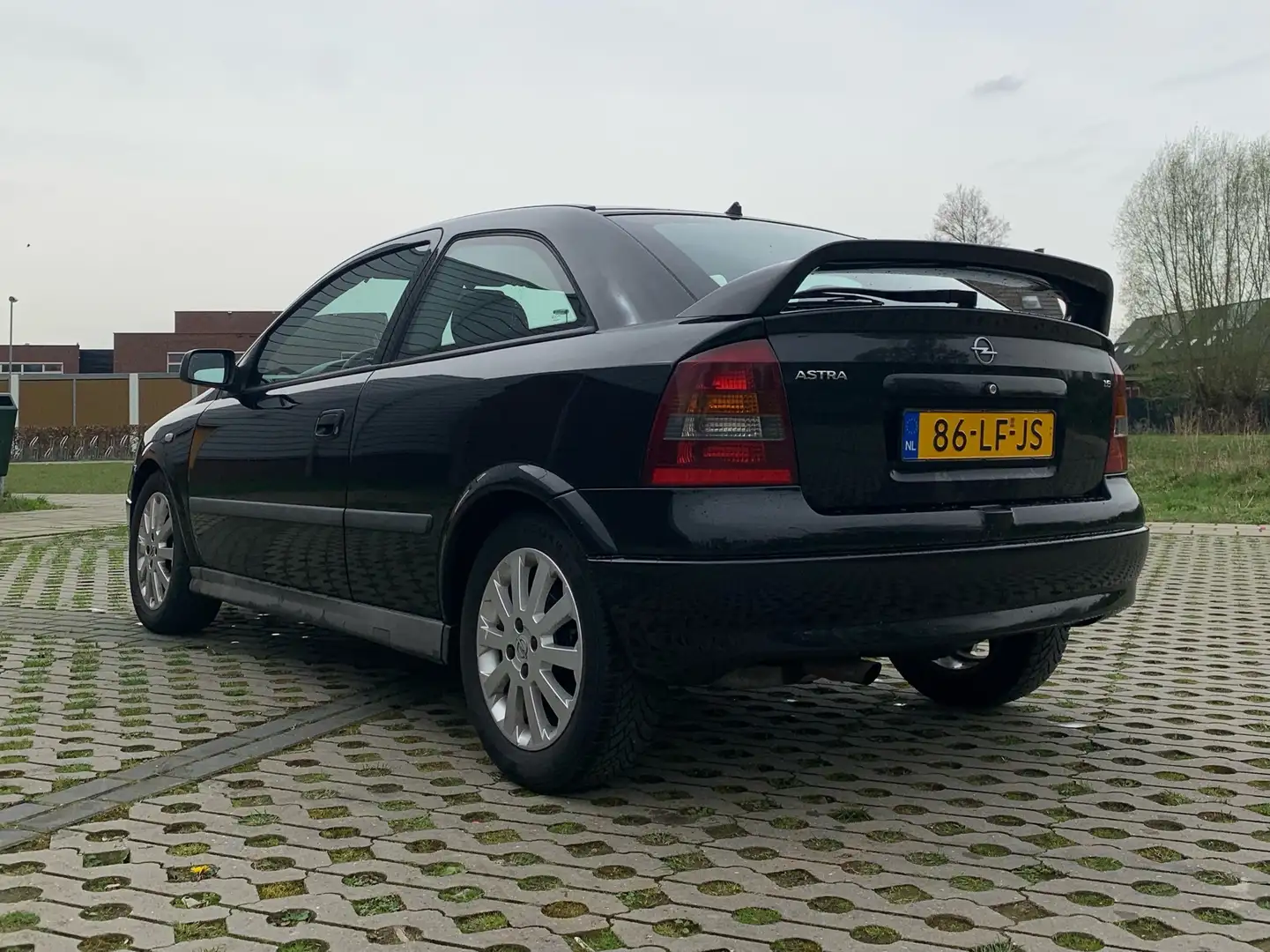 Opel Astra 1.6-16V Njoy 101pk Zwart - 1