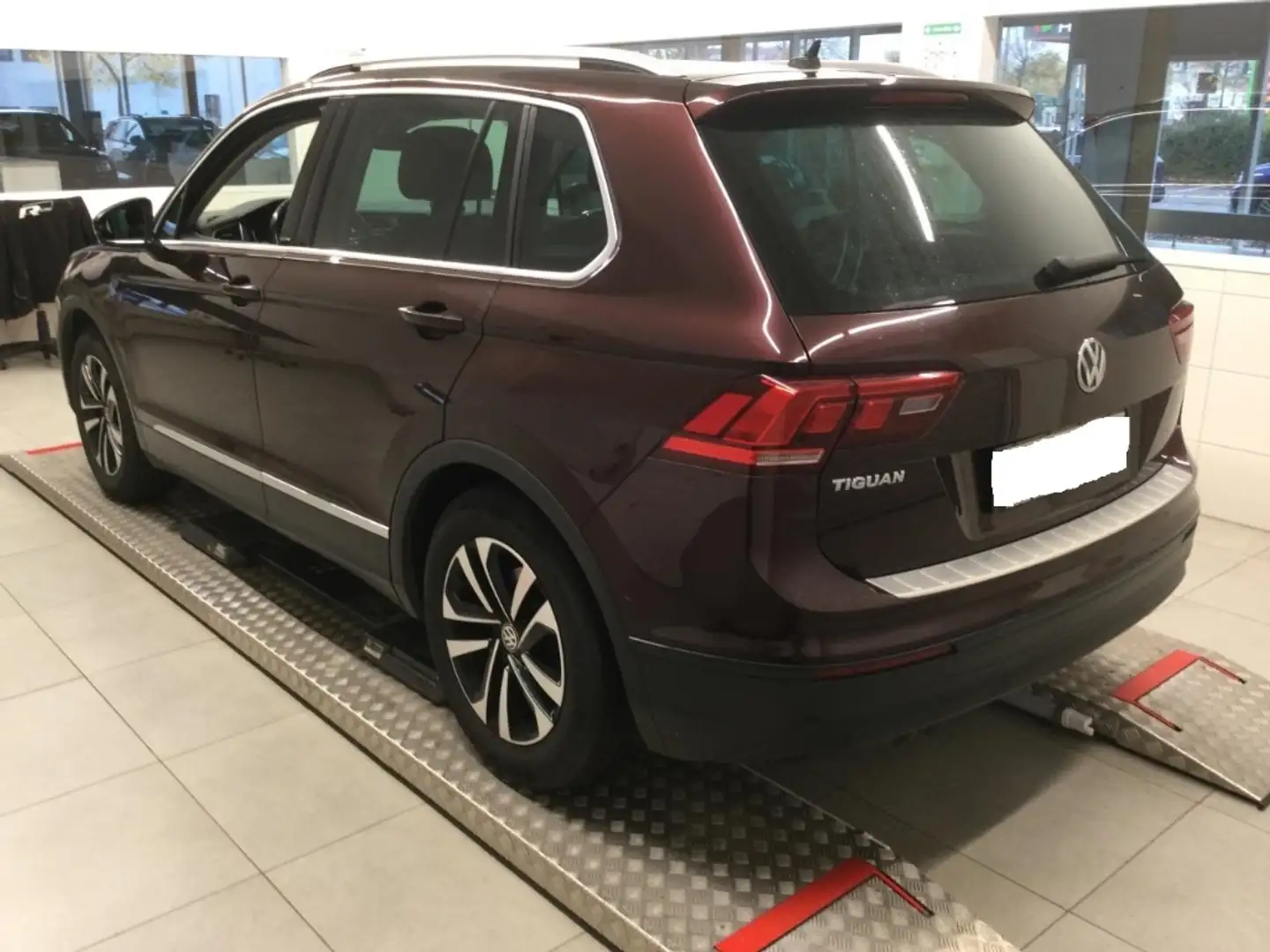 Volkswagen Tiguan IQ.DRIVE AHK NAVI ASSI TOUCH ALU ESP ACC Red - 2