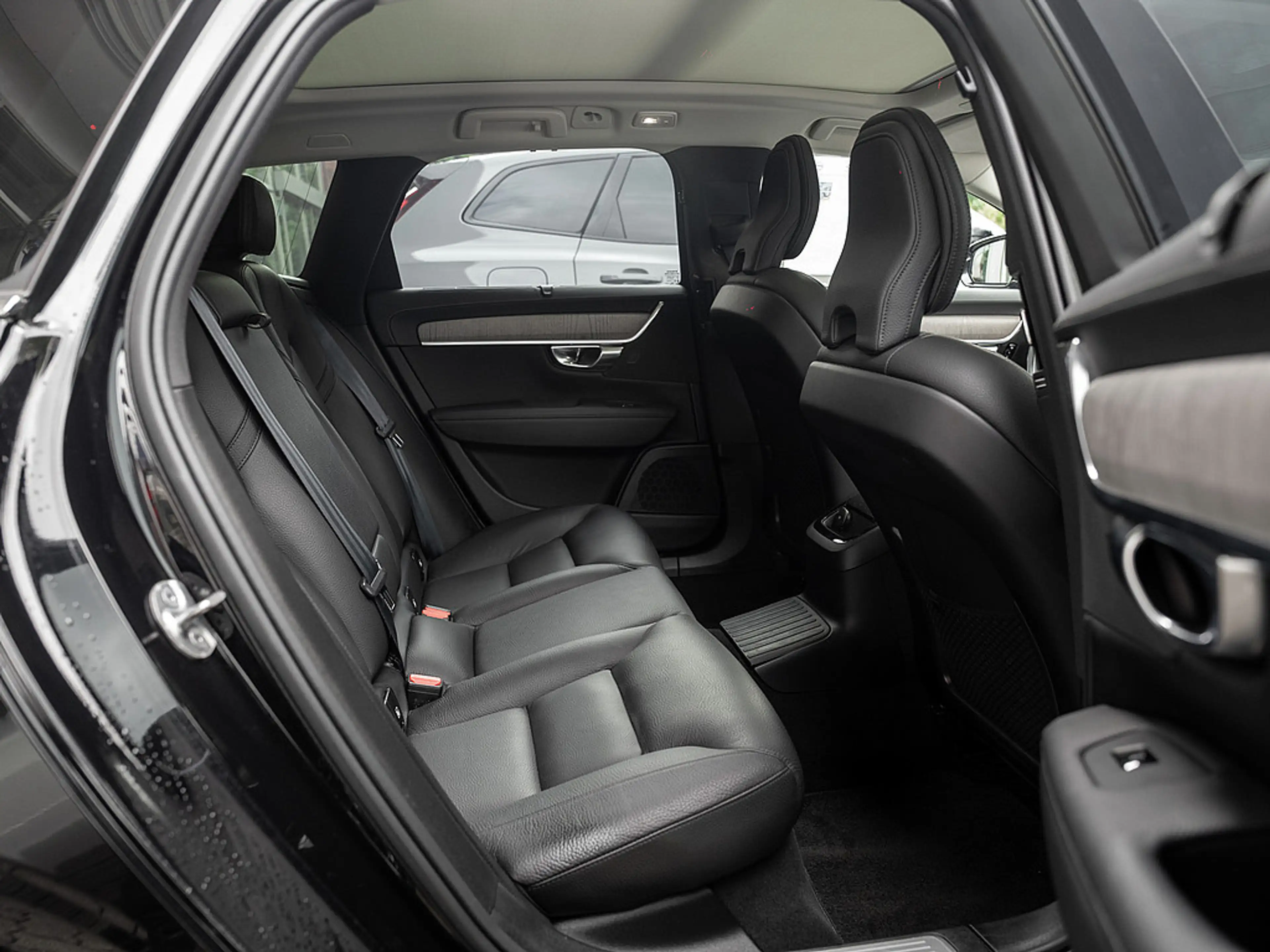 Volvo V90 Kombi T6 Inscription Recharge AWD 360° — photo 4