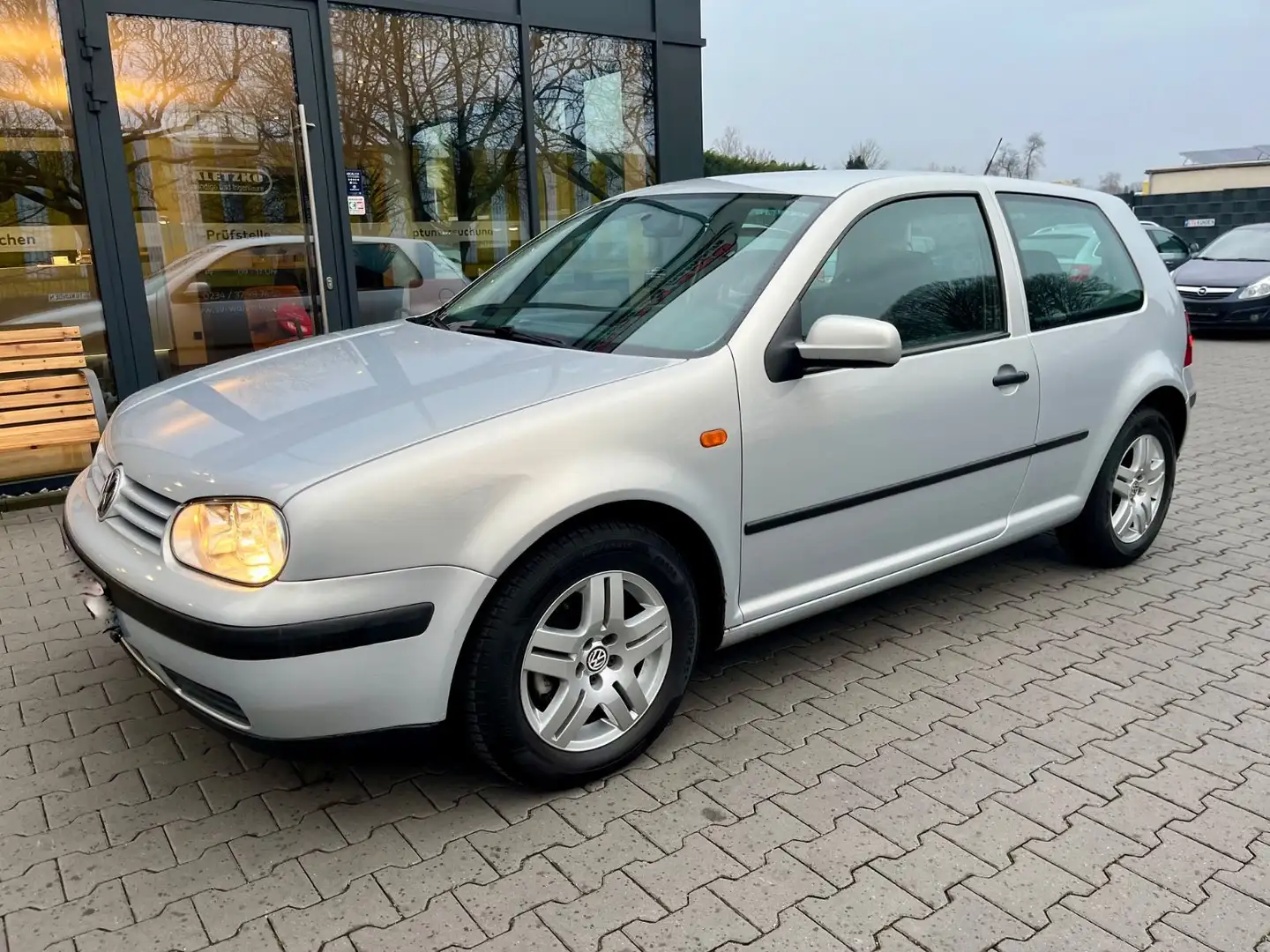 Volkswagen Golf 1.6  Comfortline Tüv bis  11/26 Silber - 2