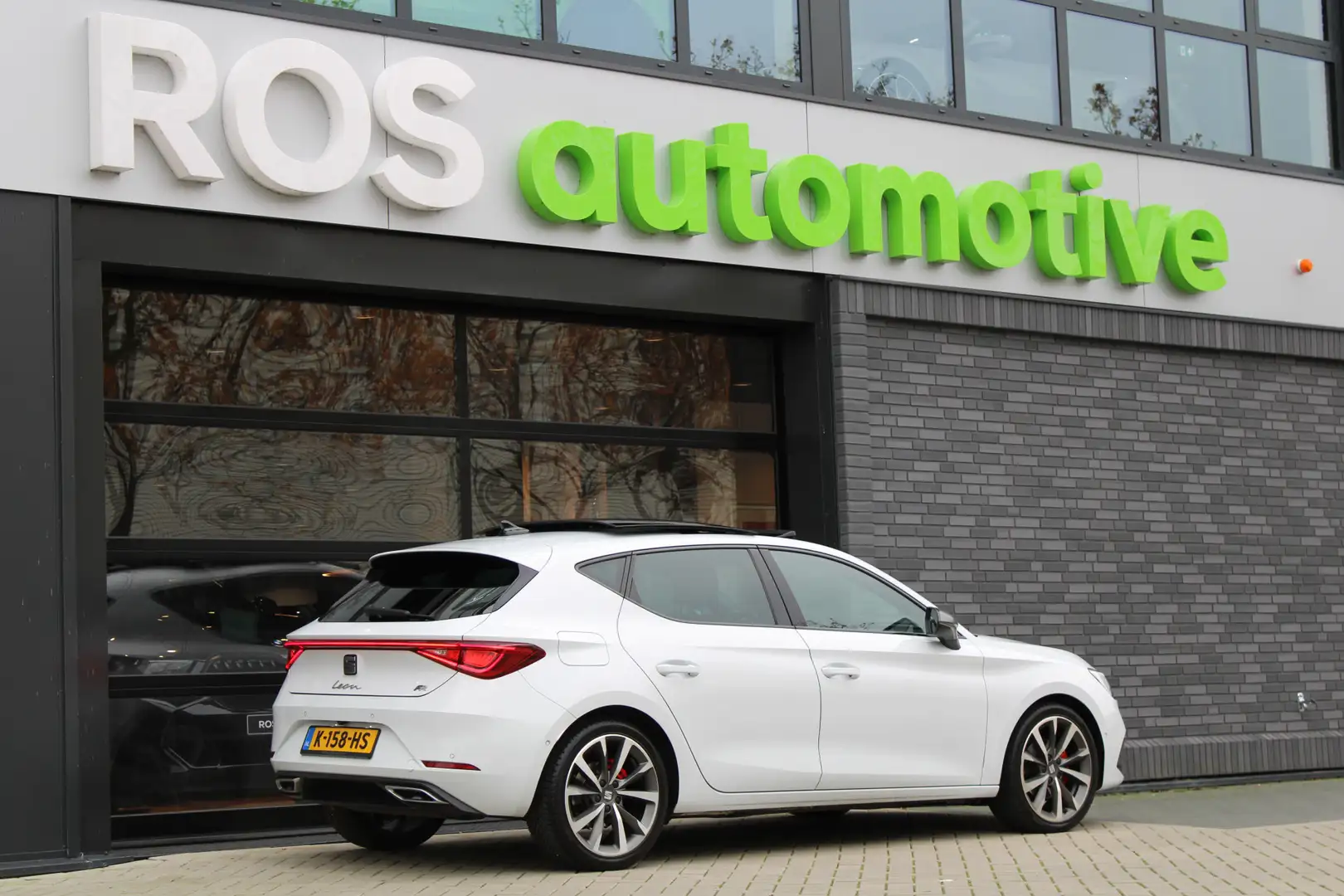 SEAT Leon 1.5 eTSI FR Launch Edition | NAP | PANO | KEYLESS Wit - 2