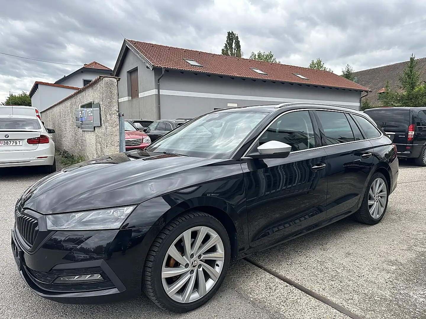 Skoda Octavia Combi 2,0 TDI First Edition DSG Schwarz - 2
