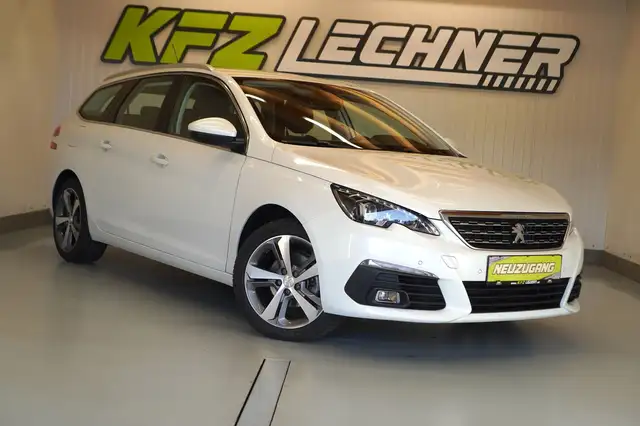 Peugeot 308 view 3