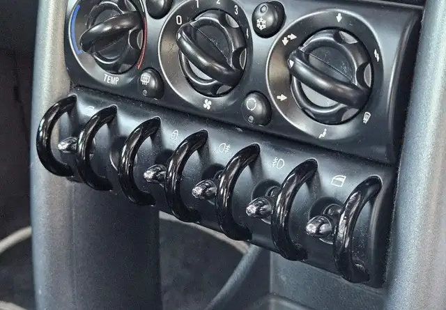 Mini Hatch view 10