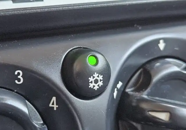 Mini Hatch view 9