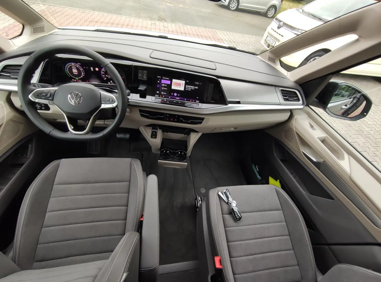 Volkswagen T7 Multivan VW Multivan Edition eHybrid+176Ps+DSG+AHZV+LED+ Zilver - 2