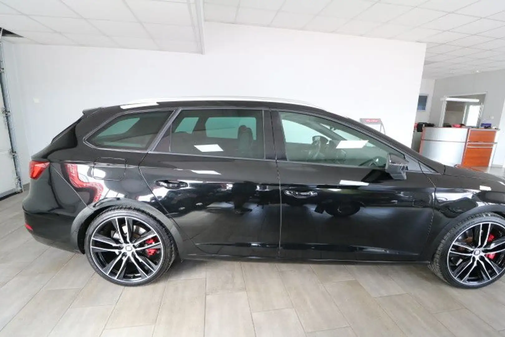 SEAT Leon ST Cupra 300 4Drive Schwarz - 2