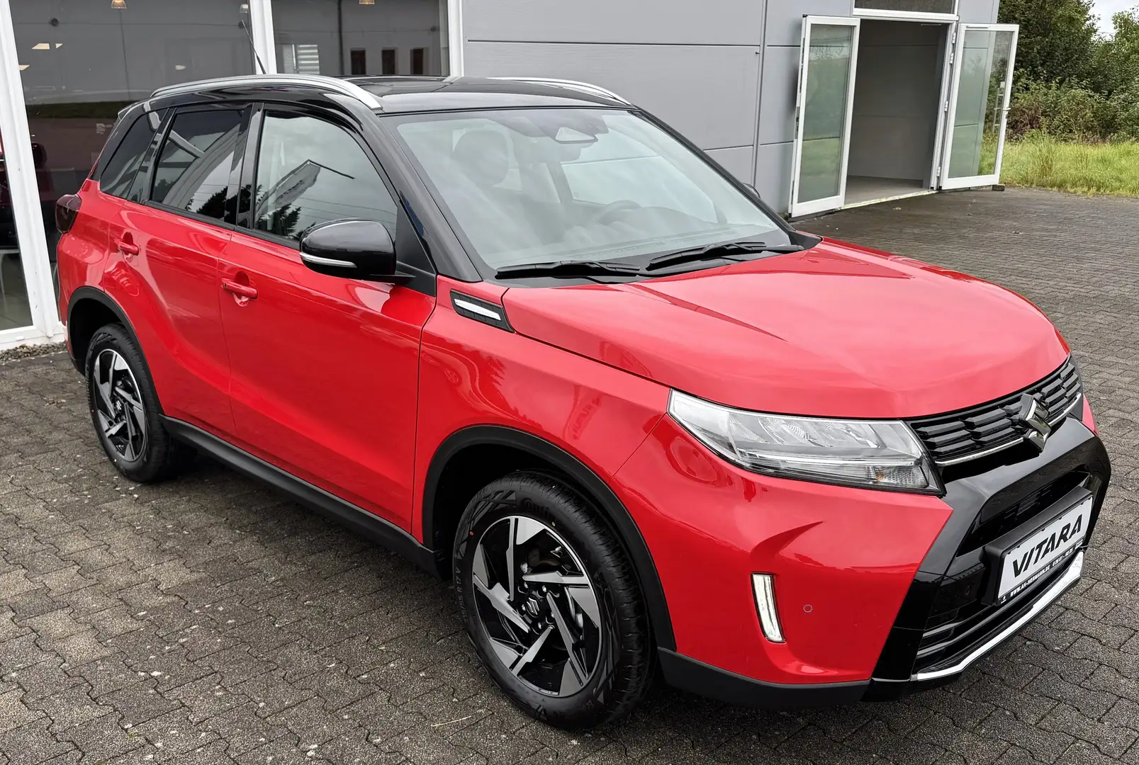 Suzuki Vitara 1.5 Comfort+ ALLGRIP AGS Hybrid 4x4 NAVI LED PANOD Rood - 1